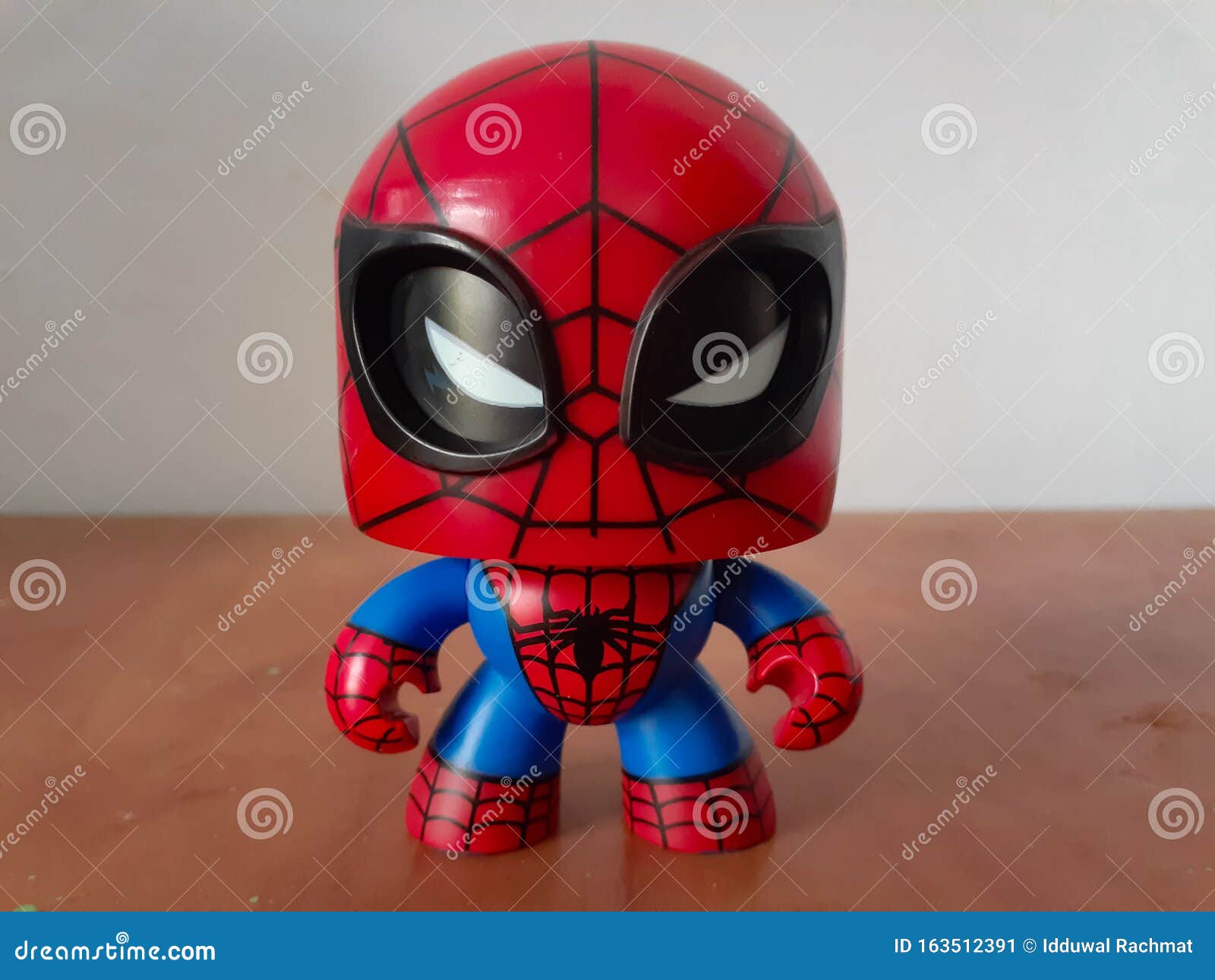 El Juguete Spiderman Con La Cara Enojada Foto editorial - Imagen de objeto,  azul: 163512391