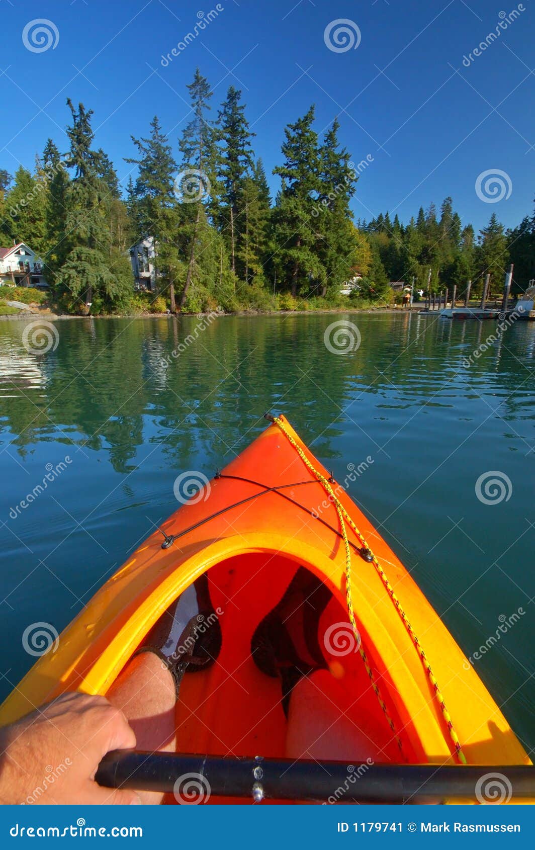 El Kayaking en el sonido de Puget