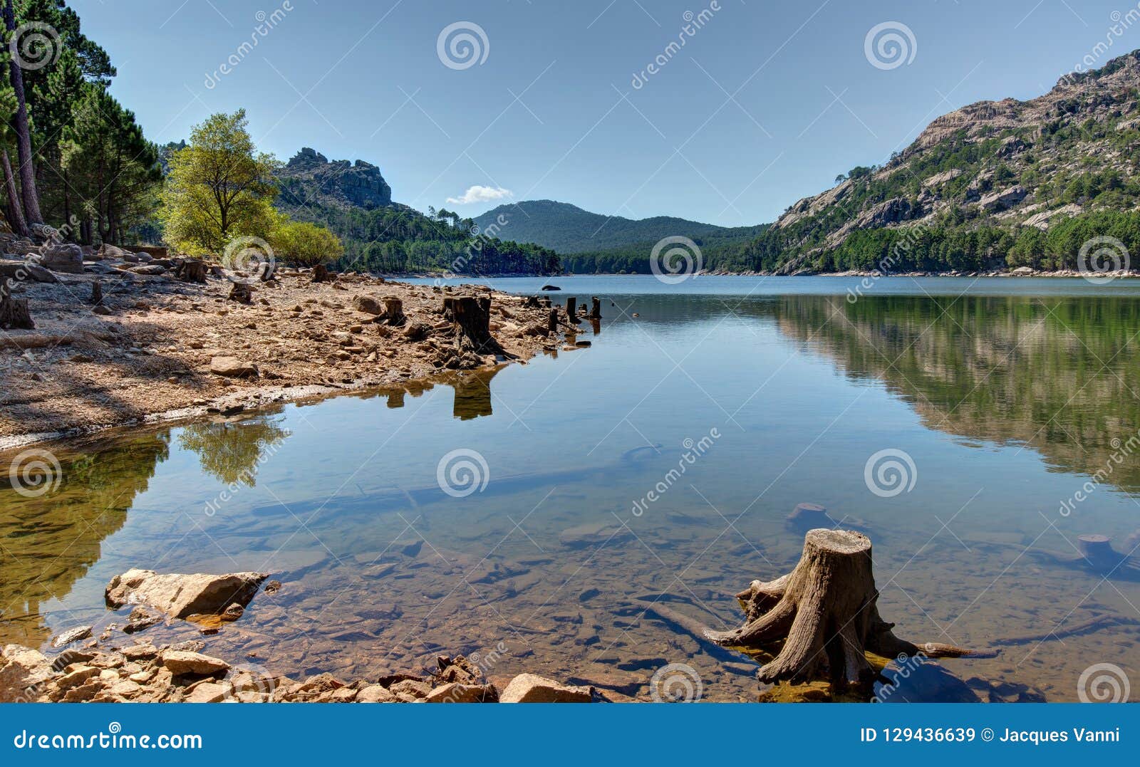 El lago de Ospedale cerca del Porto-Vecchio - Córcega Francia. Paisajes de Córcega - el lago de Ospedale cerca del Porto-Vecchio Francia