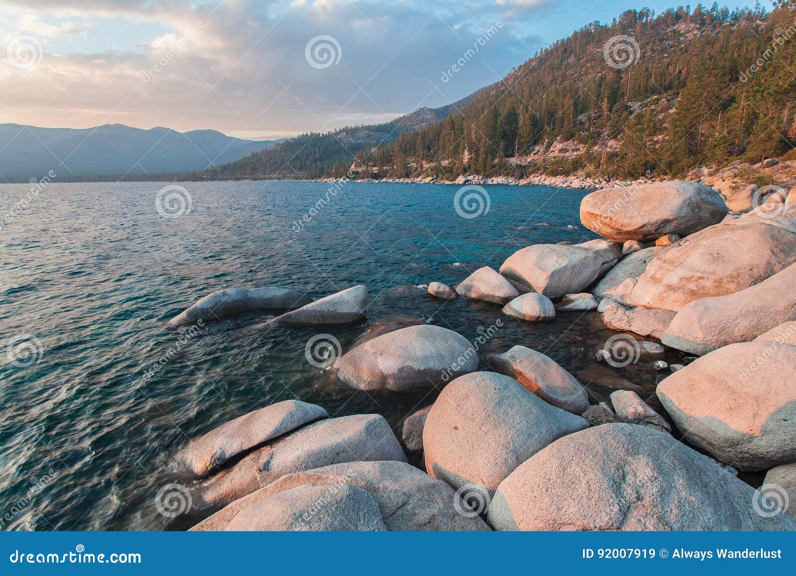 El lago Tahoe hermoso California. El lago Tahoe es un lago de agua dulce grande en Sierra Nevada de los Estados Unidos