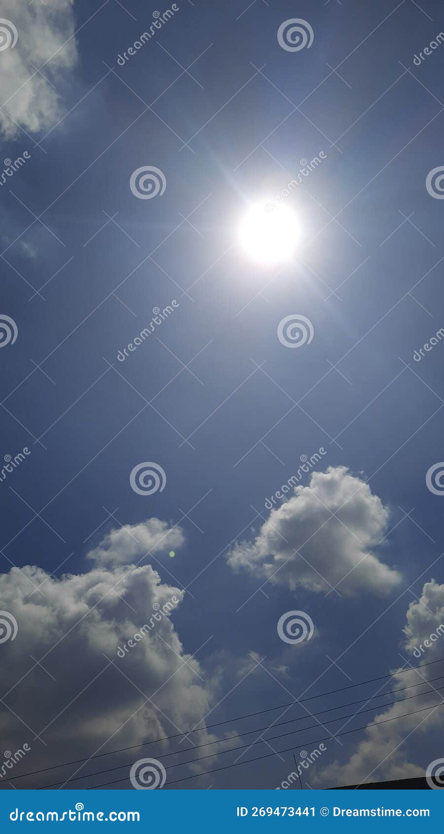 El Levantamiento Del Sol Ilumina El Cielo Imagen de archivo - Imagen de