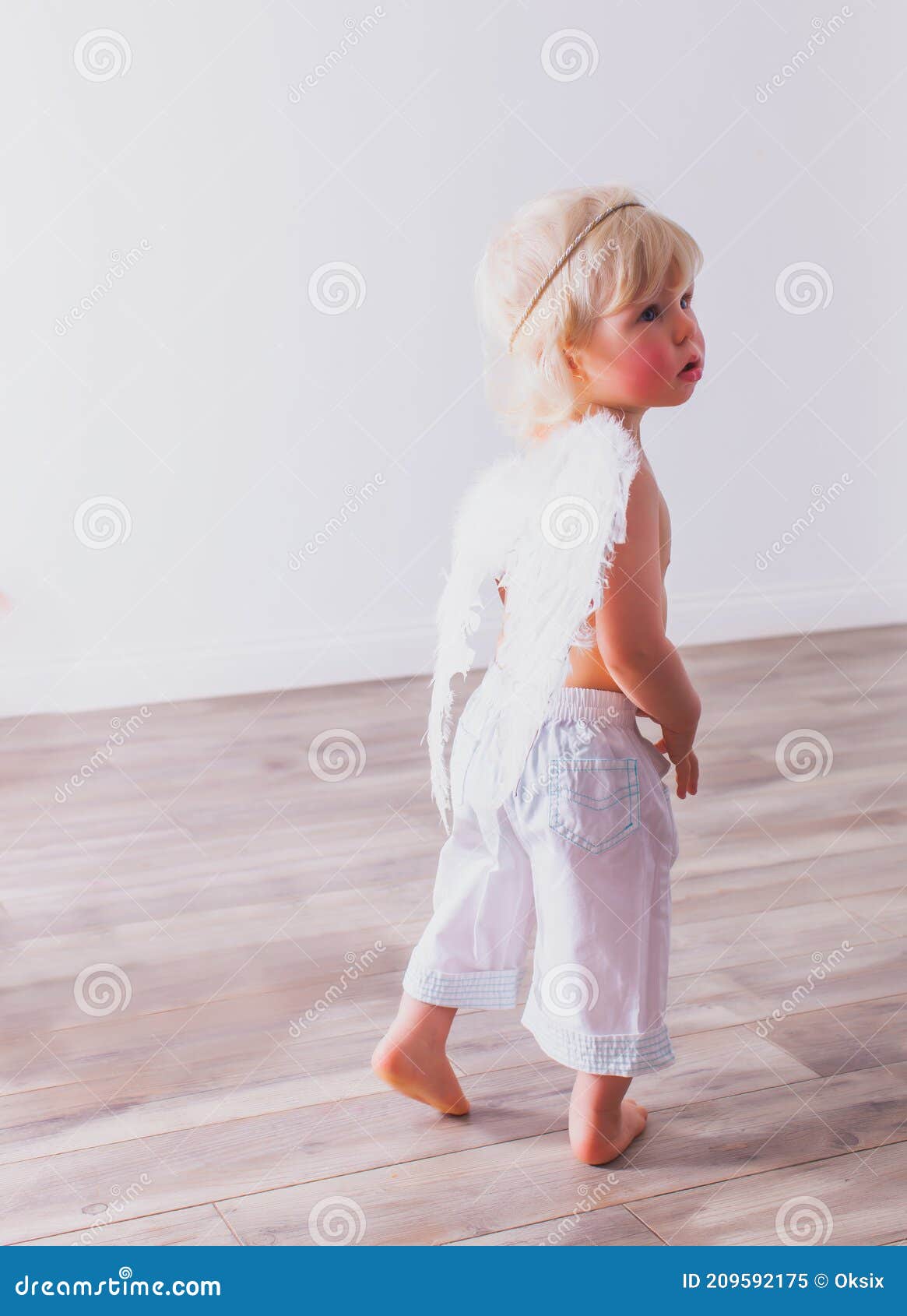 El Lindo Bebé Está Usando Un Cupido Disfraz En La Habitación Imagen de  archivo - Imagen de rizado, inocente: 209592175