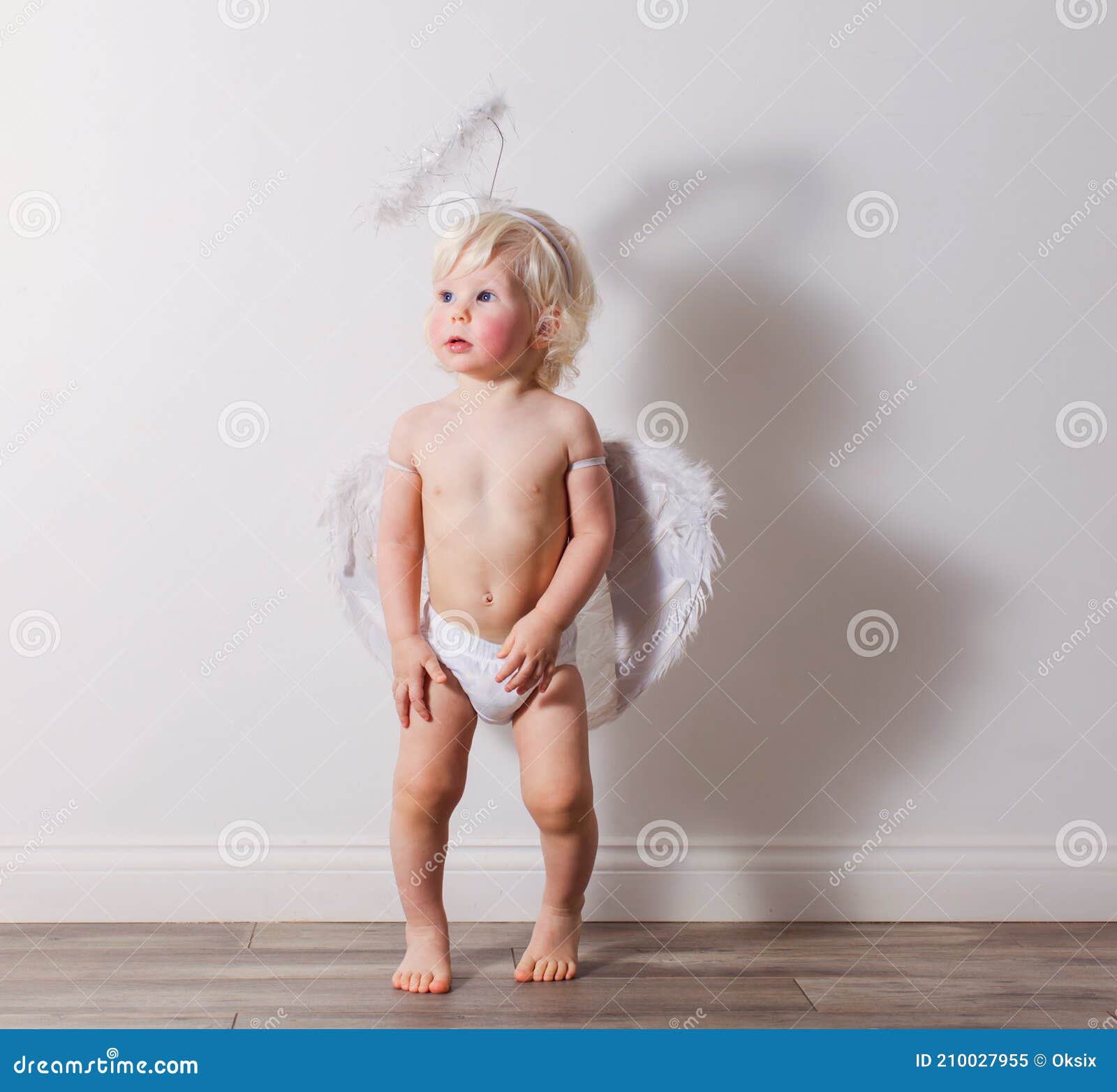 El Lindo Bebé Está Usando Un Cupido Disfraz En La Habitación Imagen de  archivo - Imagen de muchacho, alineada: 210027955