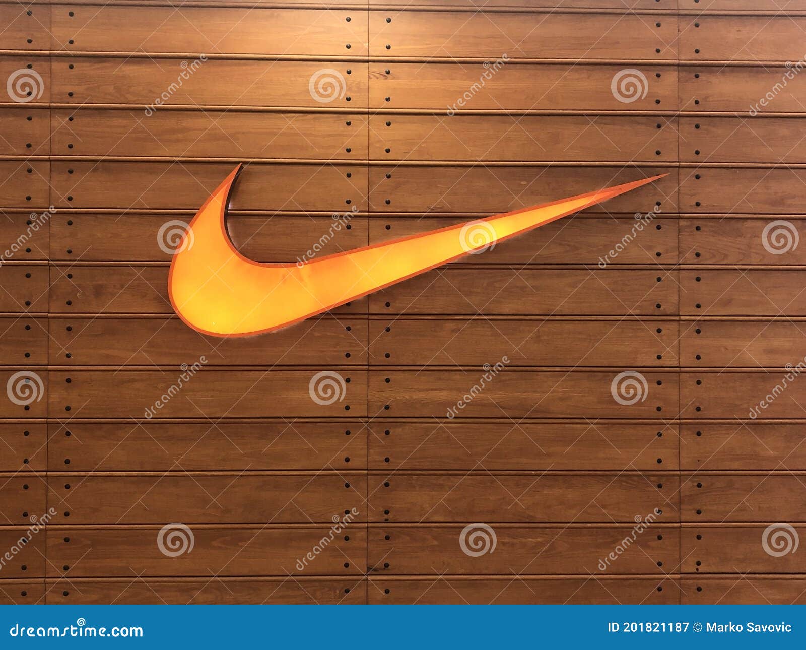 El Logo De Nike Beige-anaranjado Sobre La Madera Es Suficiente Fotografía  editorial - Imagen de deportes, comercio: 201821187