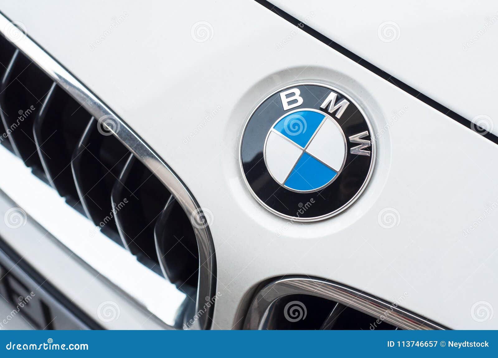 El Logotipo De BMW En El Coche Blanco, BMW Es Una Compañía Multinacional De  La Marca Alemana Que Produce Actualmente Automotriz Fotografía editorial -  Imagen de metal, negro: 113746657