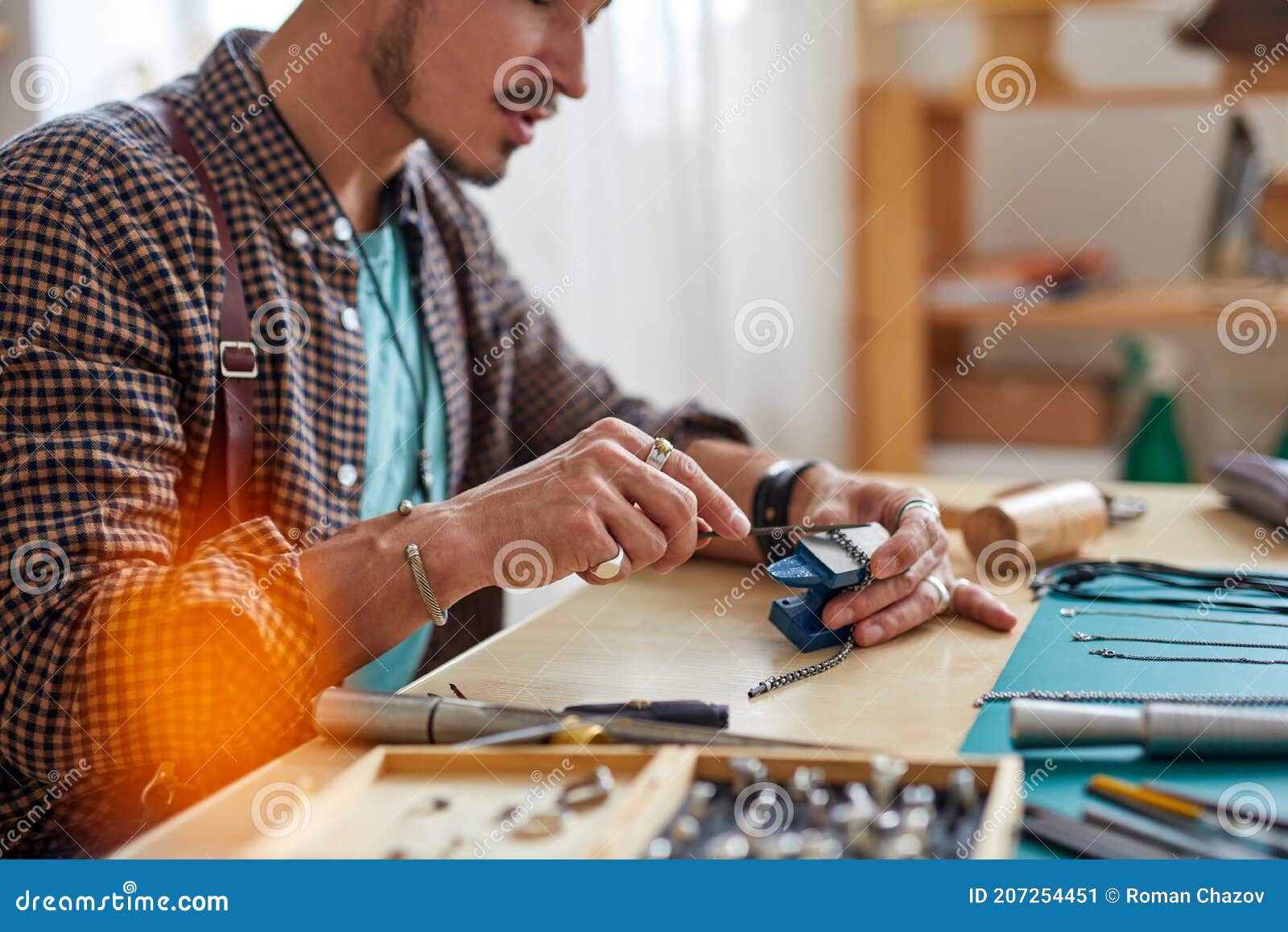 trabajando escritorio para arte joyería haciendo con profesional