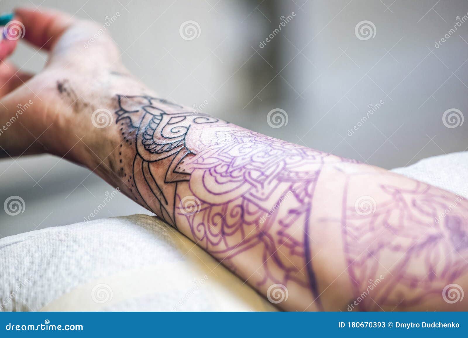El Maestro De Tatuajes Hace Un Tatuaje Con Estampado En Tinta