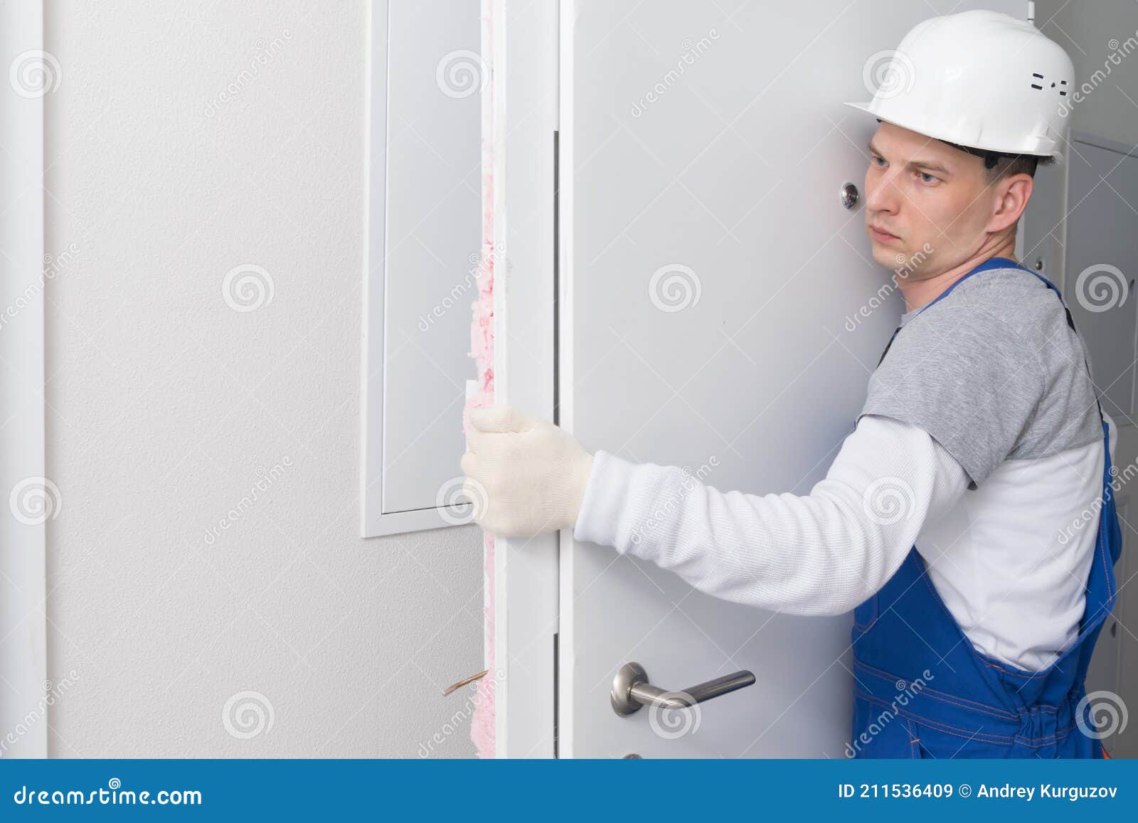 El Maestro Sobre La Instalación De Las Puertas Saca La Puerta Vieja Sobre  El Cubo De La Basura Imagen de archivo - Imagen de maneta, sima: 211536409