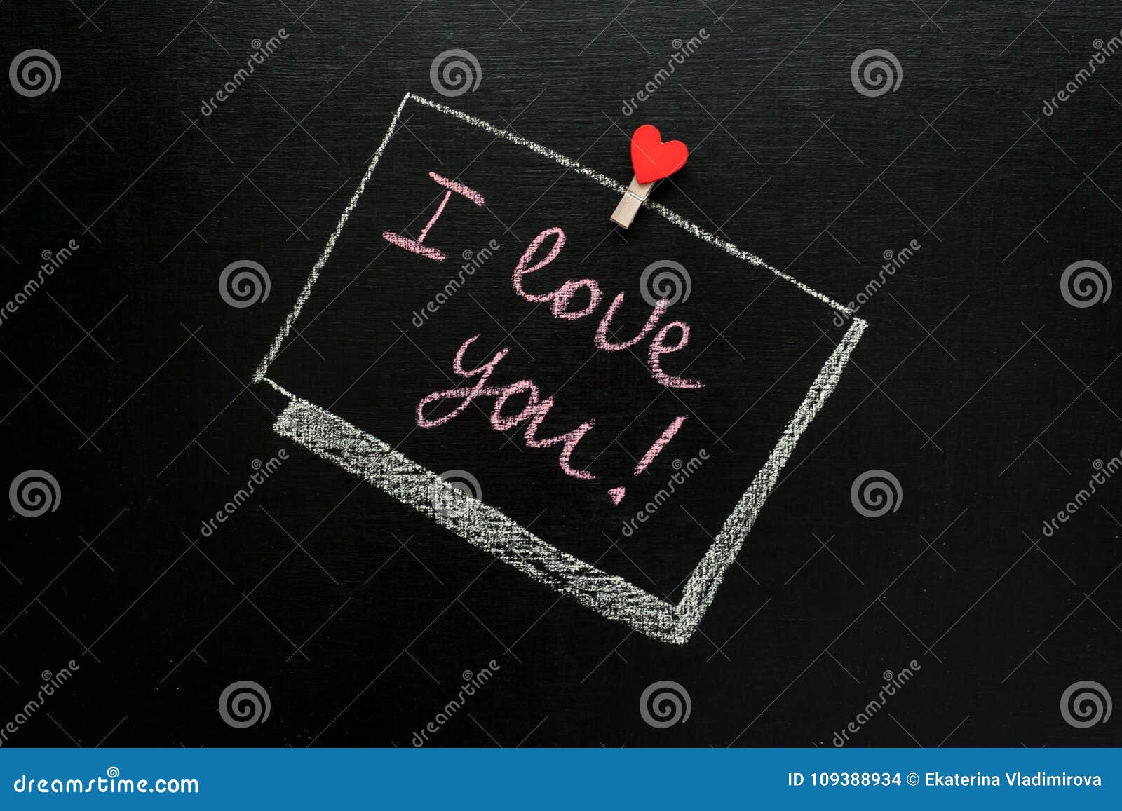 El mensaje del día del ` s de la tarjeta del día de San Valentín, te amo escrito con tiza en una pizarra