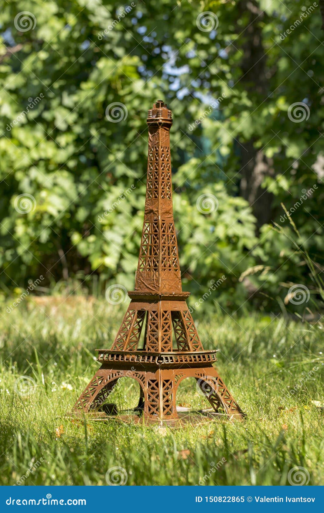 El Modelo La Torre Eiffel Hizo De La Cartulina En Hierba Verde Imagen de archivo - Imagen de torre, eiffel: