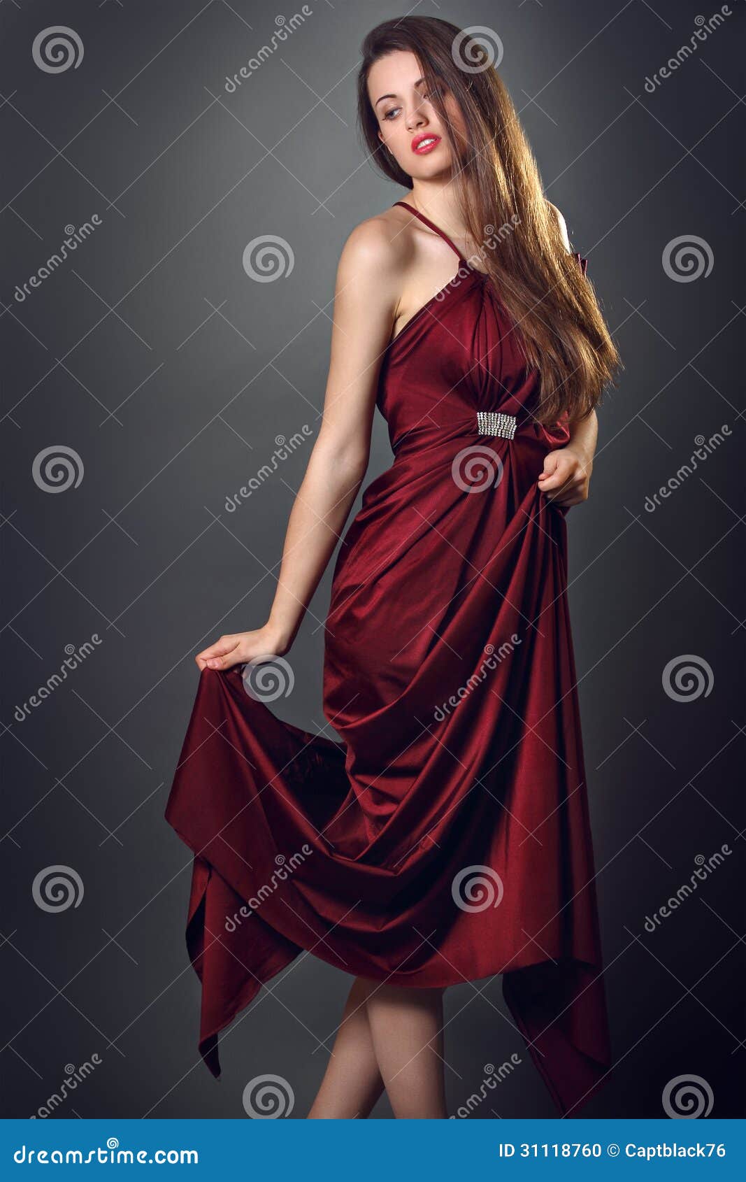 El Modelo De Moda Elegante Presenta Con El Vestido Rojo De La Seda Foto de archivo Imagen de retrato, atractivo: 31118760