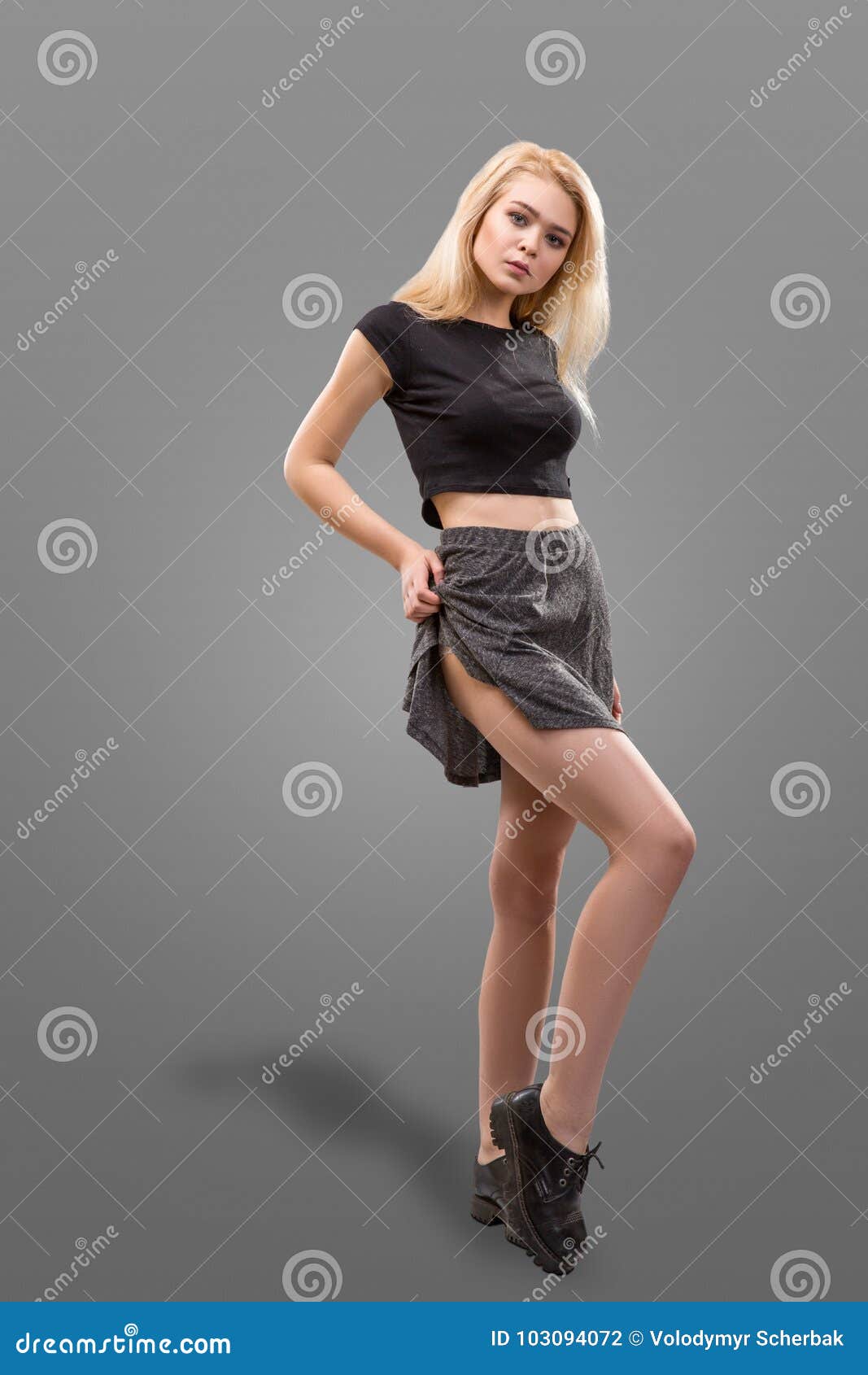 El Modelo Femenino Rubio Se Vistió En La Falda Corta Foto de - Imagen de alto, confianza: 103094072