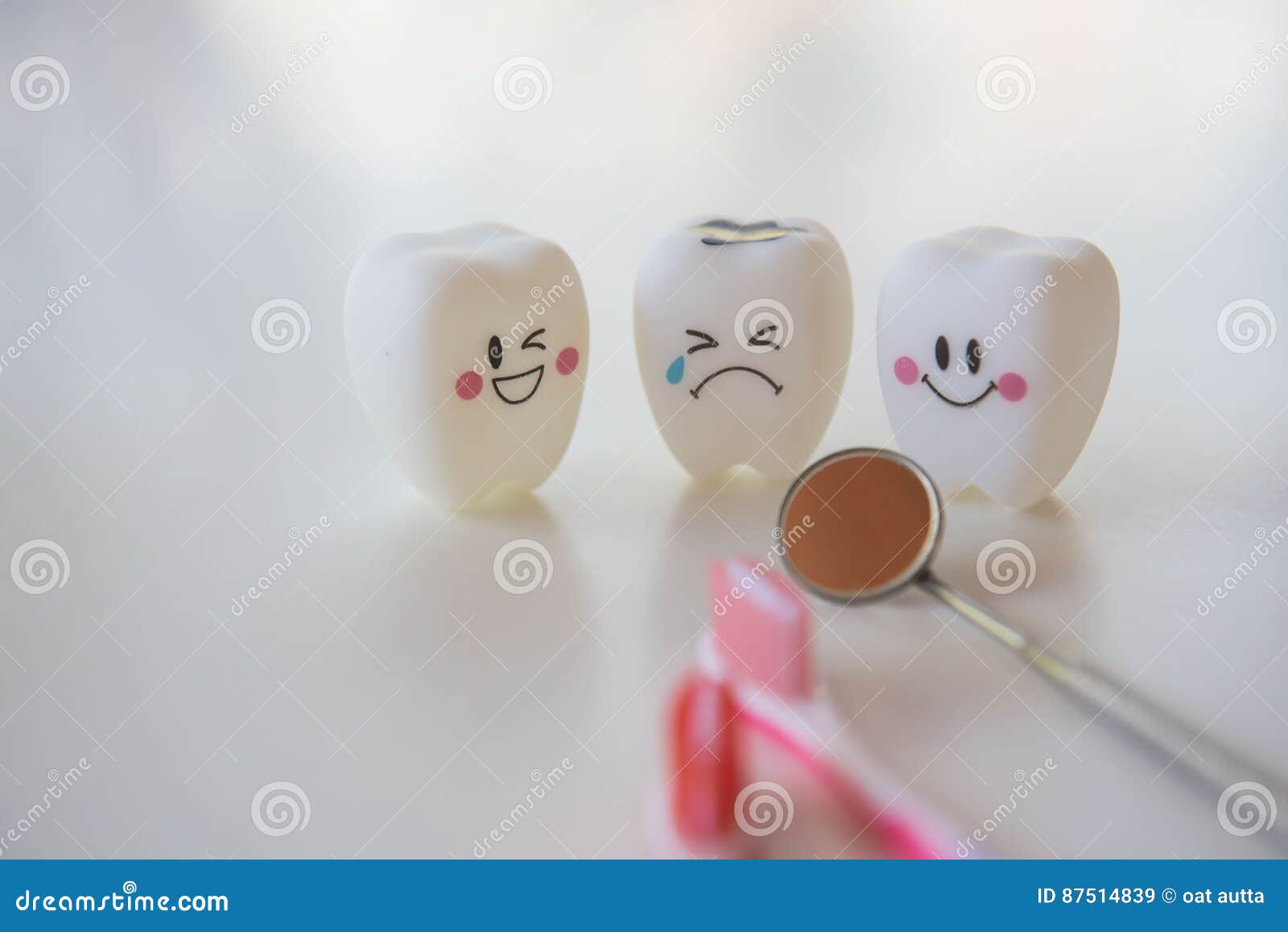 El Modelo Juega Los Dientes En Odontología En Un Fondo Blanco Imagen de archivo - Imagen de feliz, oral: 87514839 El Modelo Juega Los Dientes En Odontología En Un Fondo Blanco Imagen de archivo - Imagen de feliz, oral: 87514839