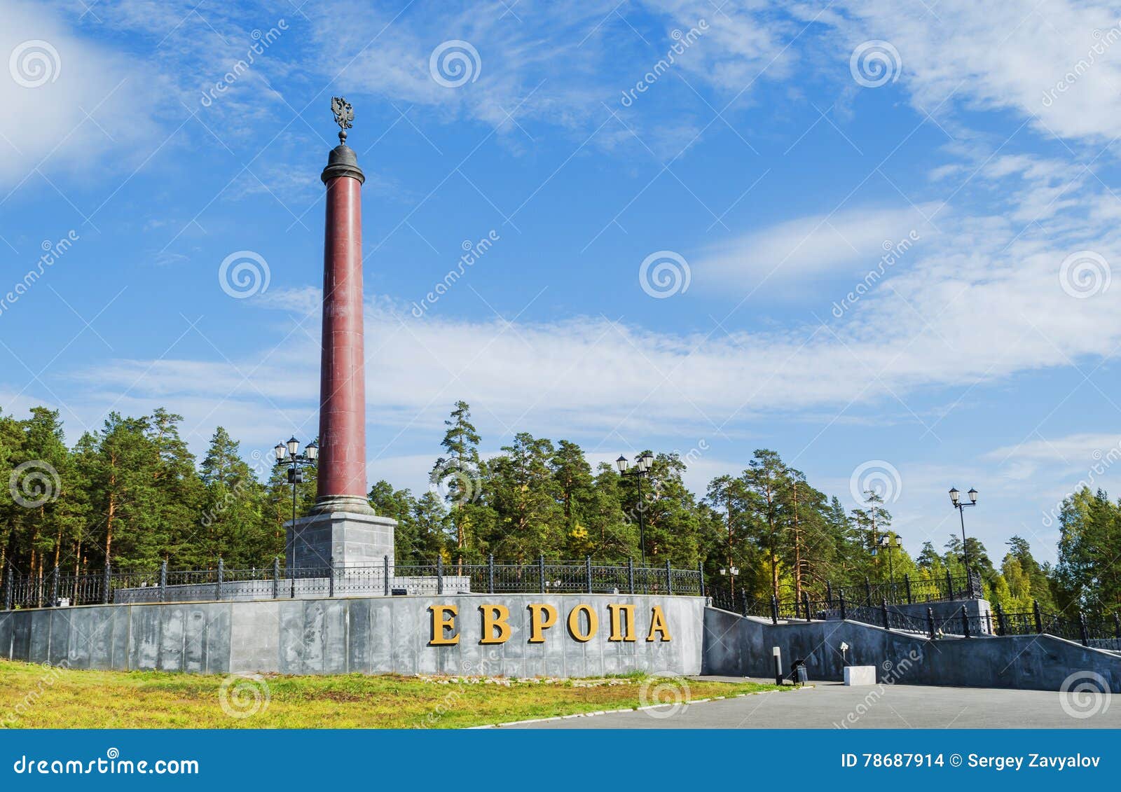 el-monumento-en-la-frontera-de-europa-y-de-asia-imagen-de-archivo-editorial-imagen-de-azul