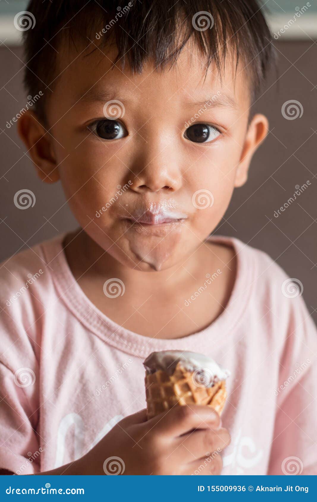 El Muchacho Joven Come El Primer De La Cara Del Helado Foto De Archivo Imagen De Felicidad