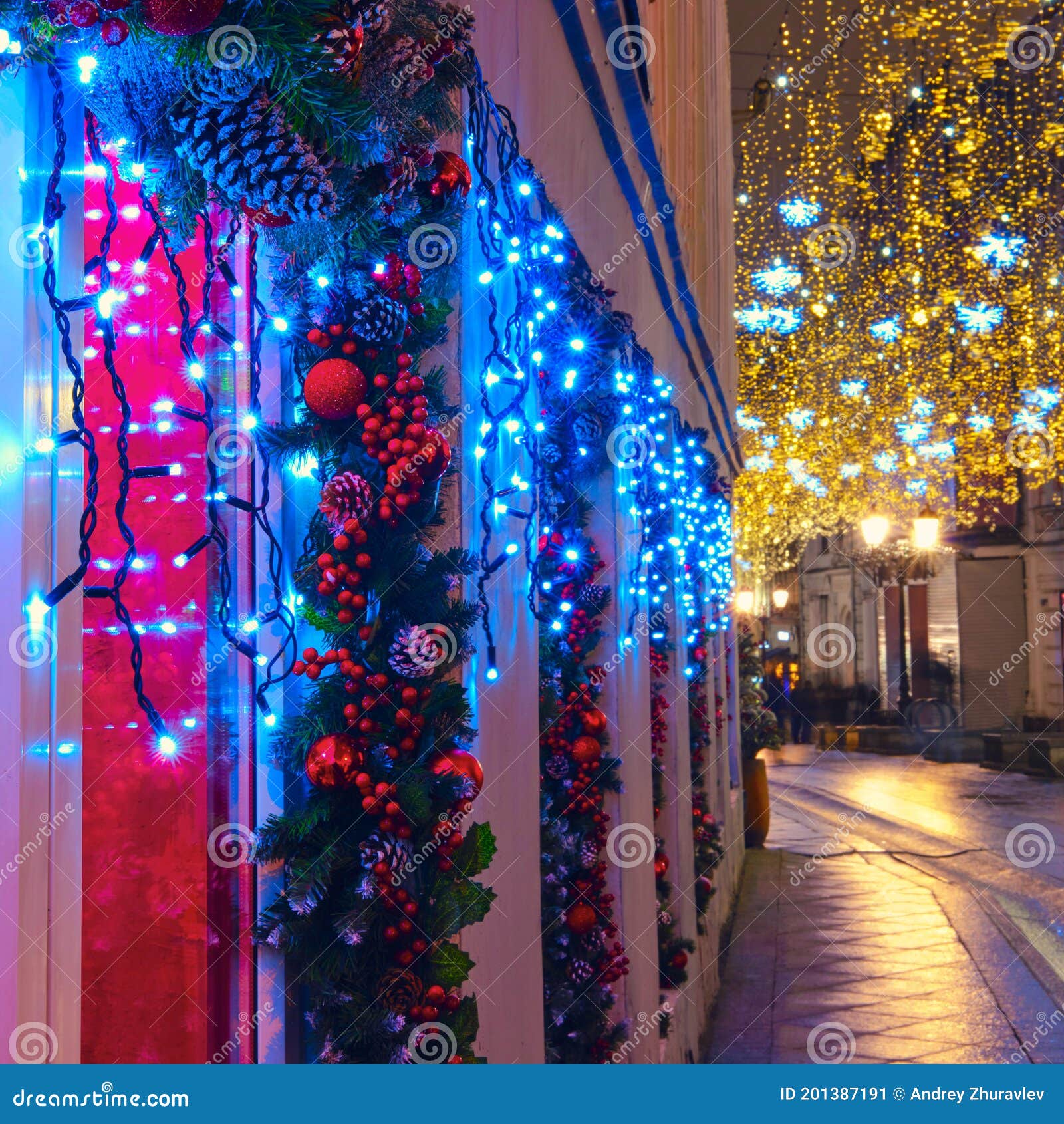 El Muro Y La Ventana Constructivas Están Decorados Con Guirnaldas En La Víspera De Año Nuevo Y La Navidad Imagen de archivo - Imagen de azul, edificio: 201387191 El Muro Y La Ventana Constructivas Están Decorados Con Guirnaldas En La Víspera De Año Nuevo Y La Navidad Imagen de archivo - Imagen de azul, edificio: 201387191