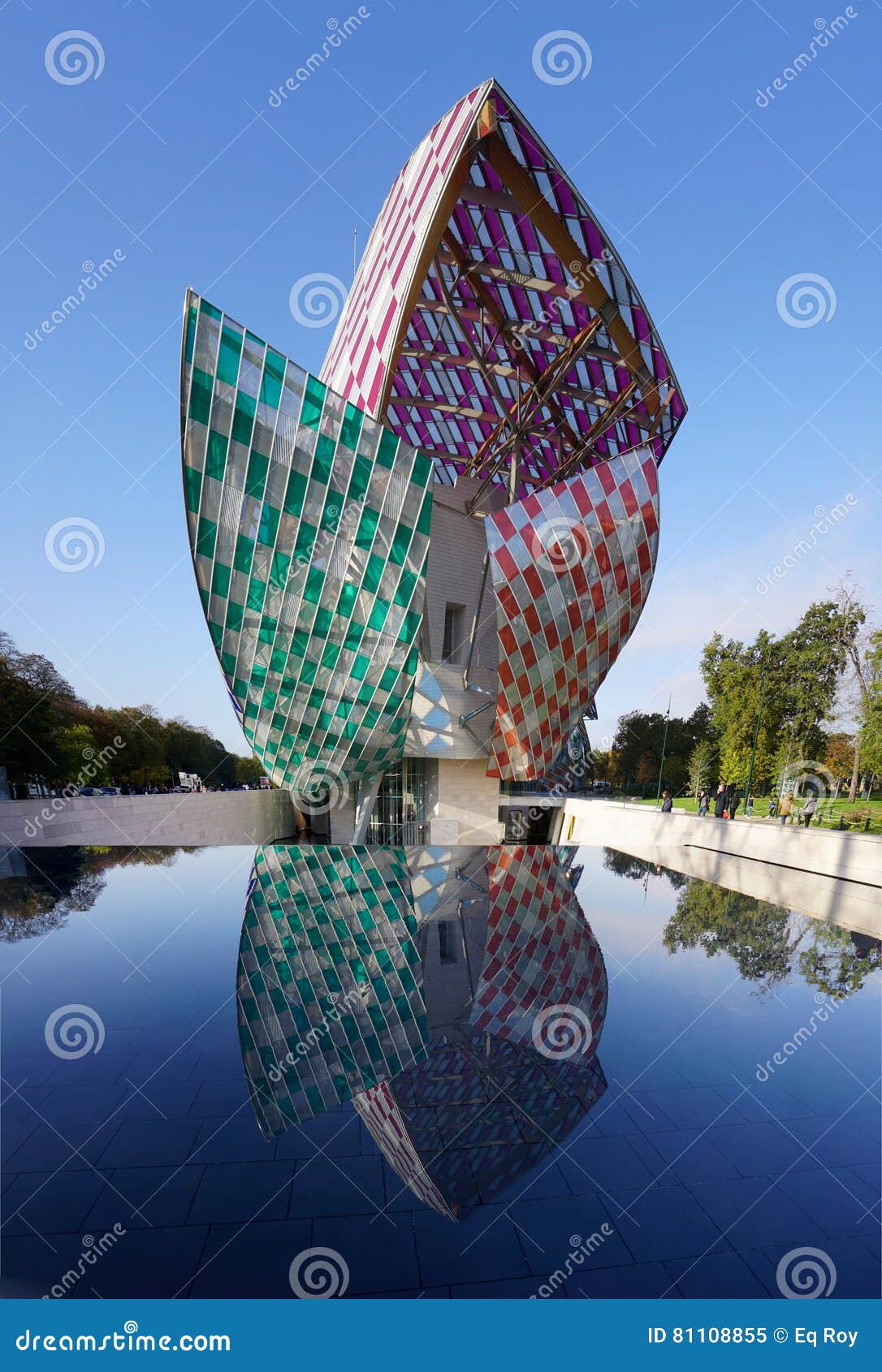 El Museo De Fondation Louis Vuitton En París Imagen editorial