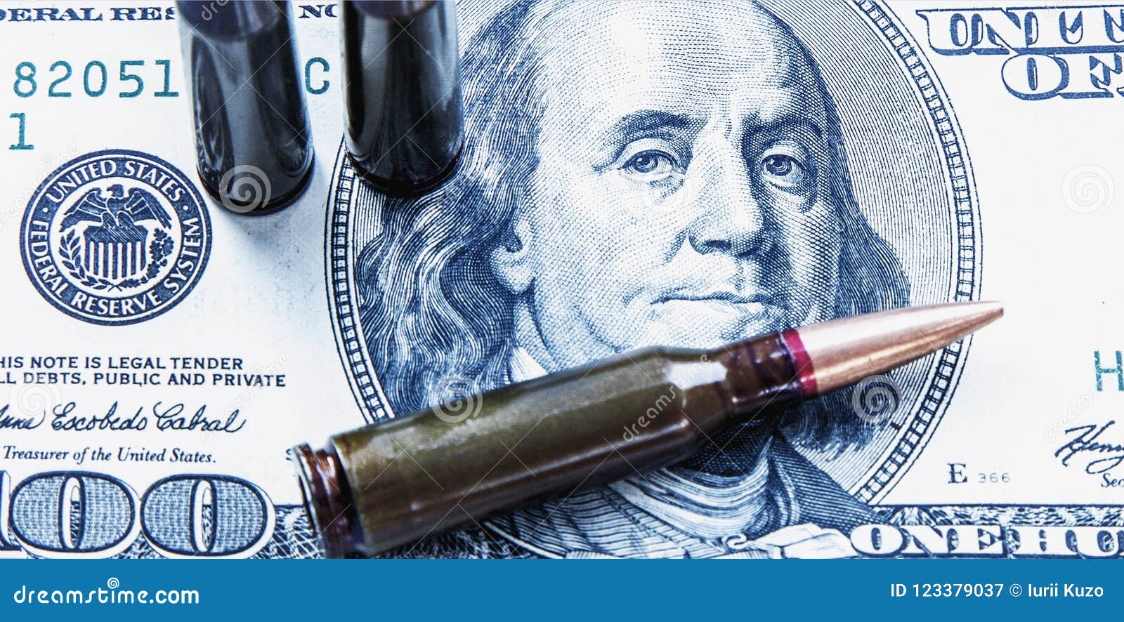 El Negocio Sangriento De La Guerra Balas En Billetes De Dólar Como Símbolo  De Imagen de archivo - Imagen de negocios, precio: 123379037