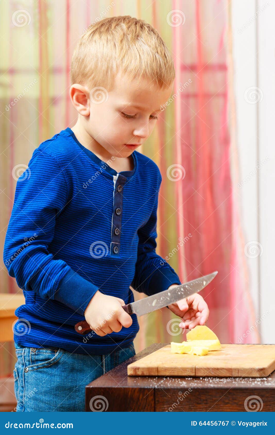 El Niño Cortó La Manzana Con Un Cuchillo De Cocina, Cocinando Imagen de  archivo - Imagen de panadero, inconsciente: 64456767