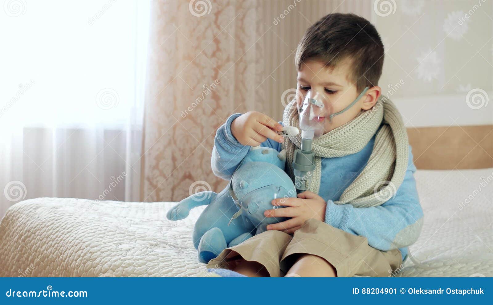 El Niño Enfermo Respira a Través Del Nebulizador, Bebé Hace La Inhalación,  Muchacho Con Una Máscara De Oxígeno En Su Cara, Tratam Almacen De Video -  Vídeo de bronquitis, hospital: 88204901