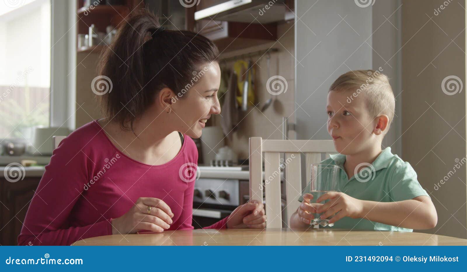 Foto de cerca niños bebiendo un vaso de agua