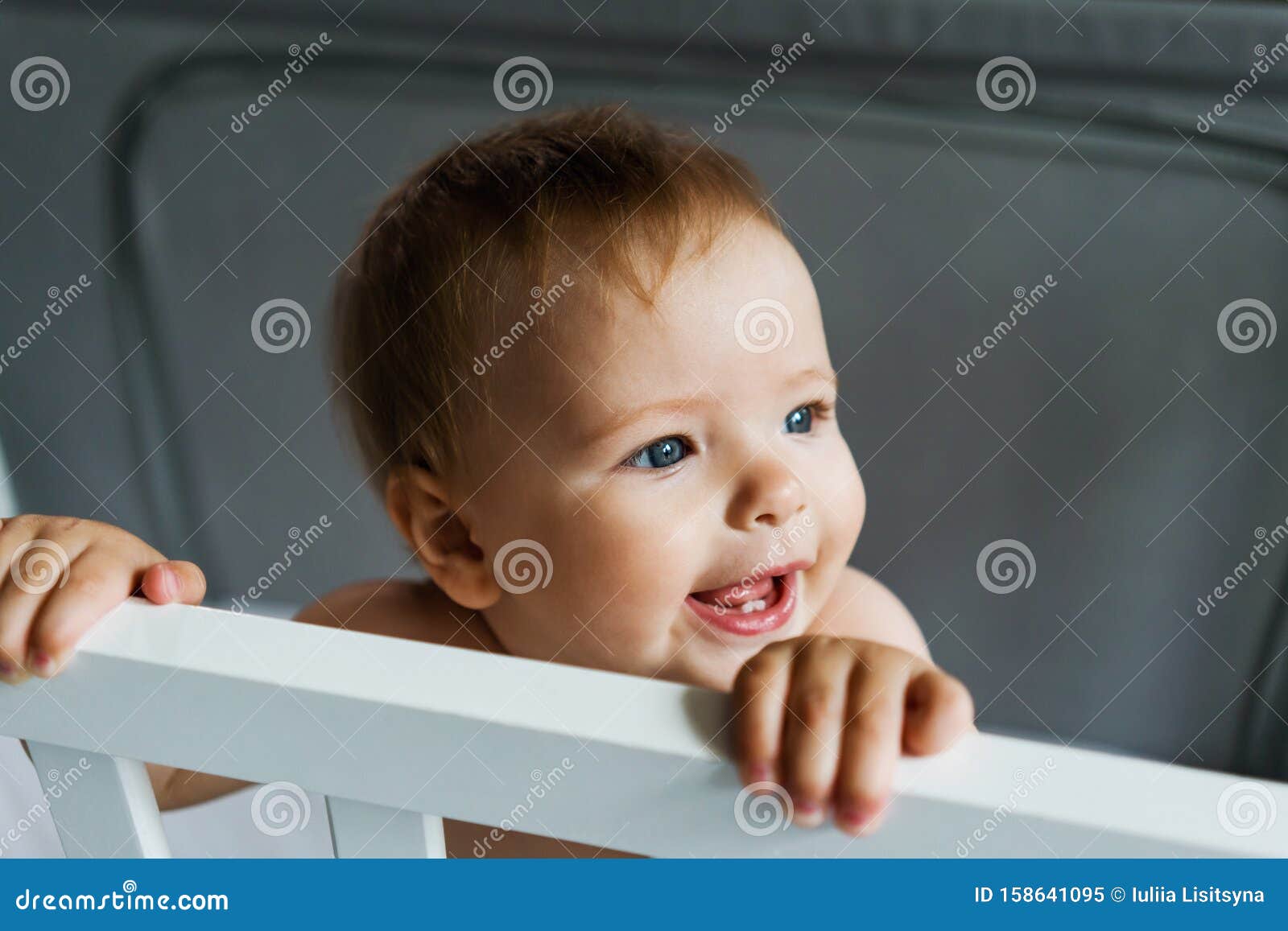 La foto de arriba de un sonriente 9 meses Baby Boy , que está sentado en su