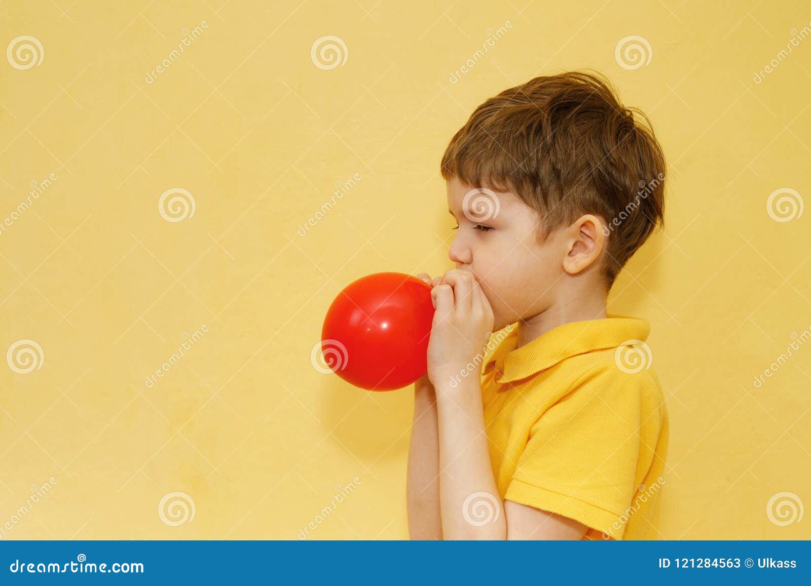 Niño Divertido Con La Camiseta Amarilla Foto de archivo - Imagen