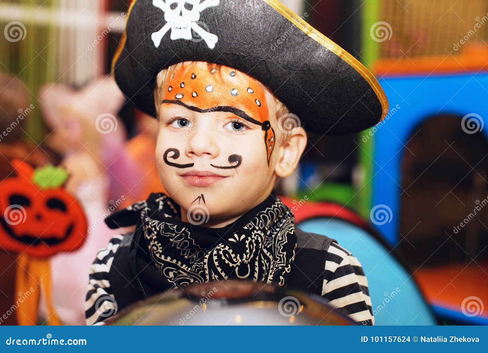 El Niño Pequeño En Un Traje Del Pirata Y Un Maquillaje En Su Cara Es Havin  Foto de archivo - Imagen de muchacho, haga: 101157624