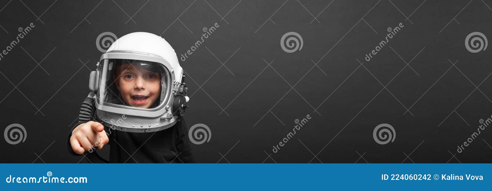 El Niño Planea Volver a La Escuela Usando Casco Astronauta Para Convertirse  En Astronauta Foto de archivo - Imagen de espacio, libro: 224060242