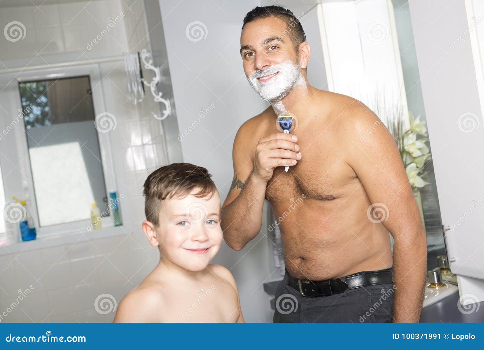 Брить мамаши. Фотосессия пап в ванне. Малыш с папой в ванне. Папа купается. Сын в ванне.