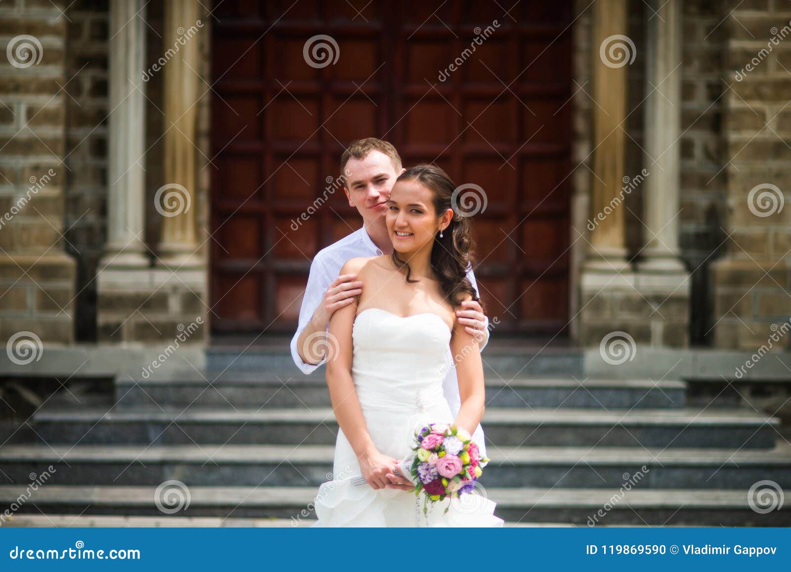 El Novio En La Ropa Blanca Abraza a La Novia Contra La Perspectiva De La Iglesia Católica Foto de archivo - Imagen de felicidad, feliz: 119869590 El Novio En La Ropa Blanca Abraza a La Novia Contra La Perspectiva De La Iglesia Católica Foto de archivo - Imagen de felicidad, feliz: 119869590