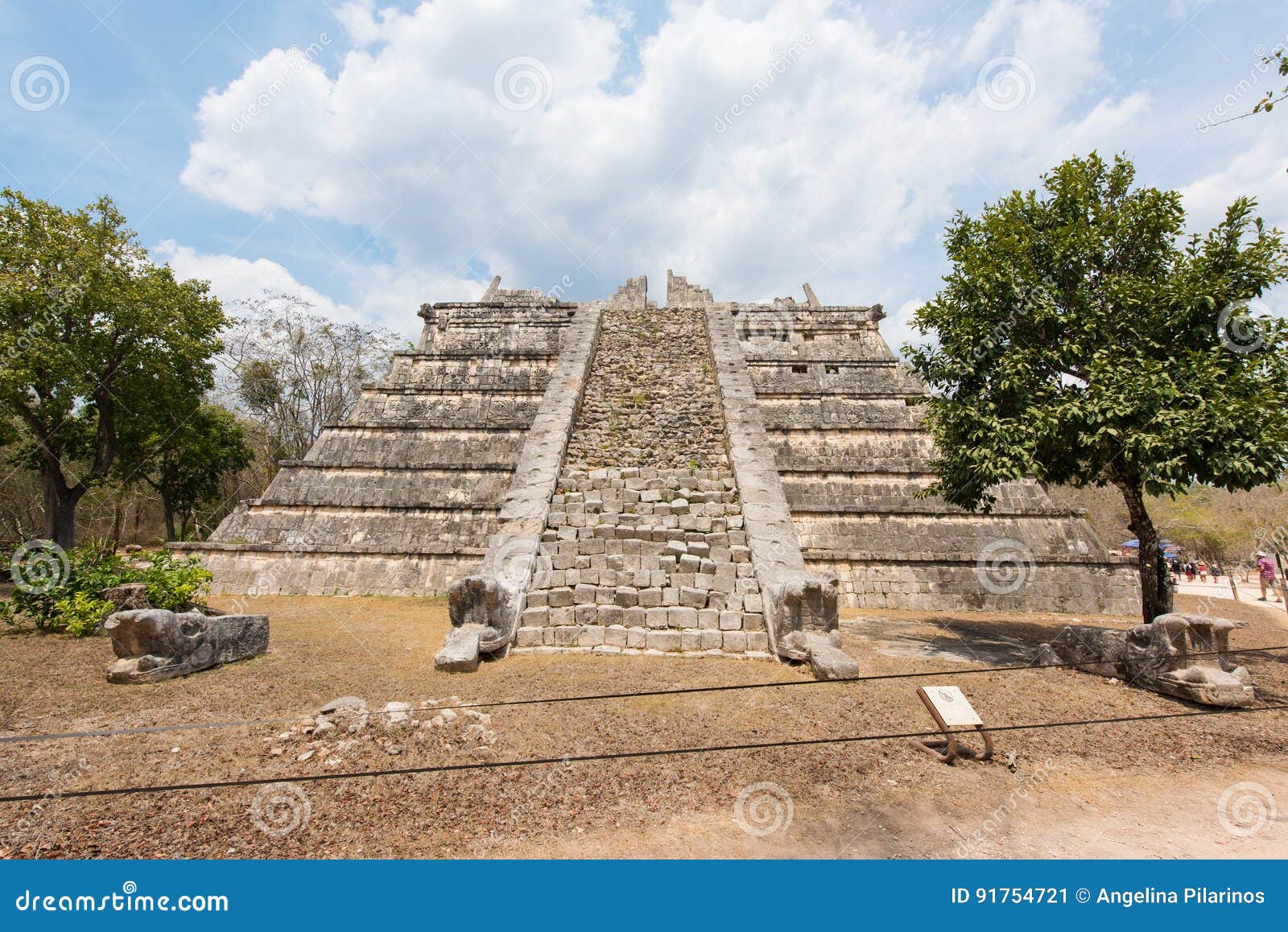 el osario o tumba del gran sacerdote, chichen itza, yucatan, mexico