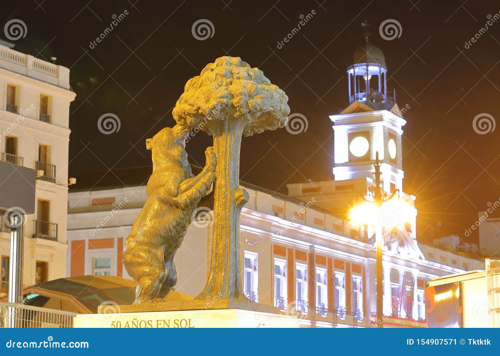 el oso y el madrono statue of the bear and the strawberry tree statue madrid spain