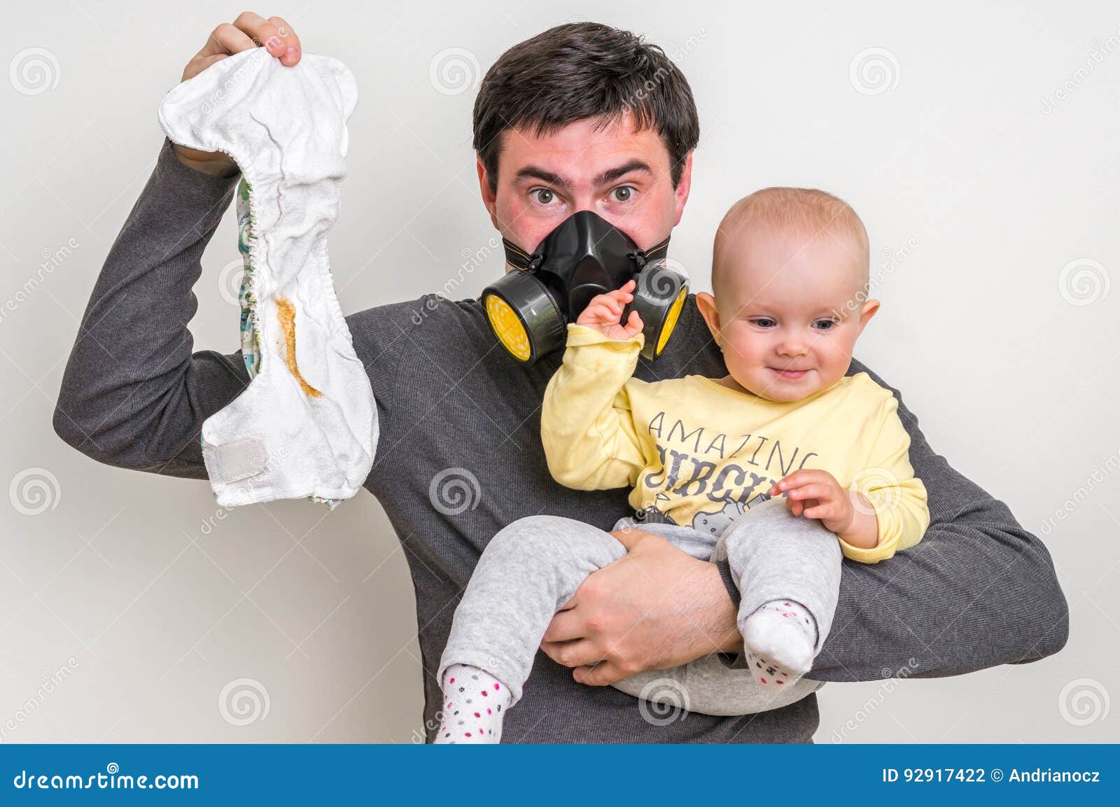 Padre con bebé recién nacido y palangana con ropa sucia, padre de