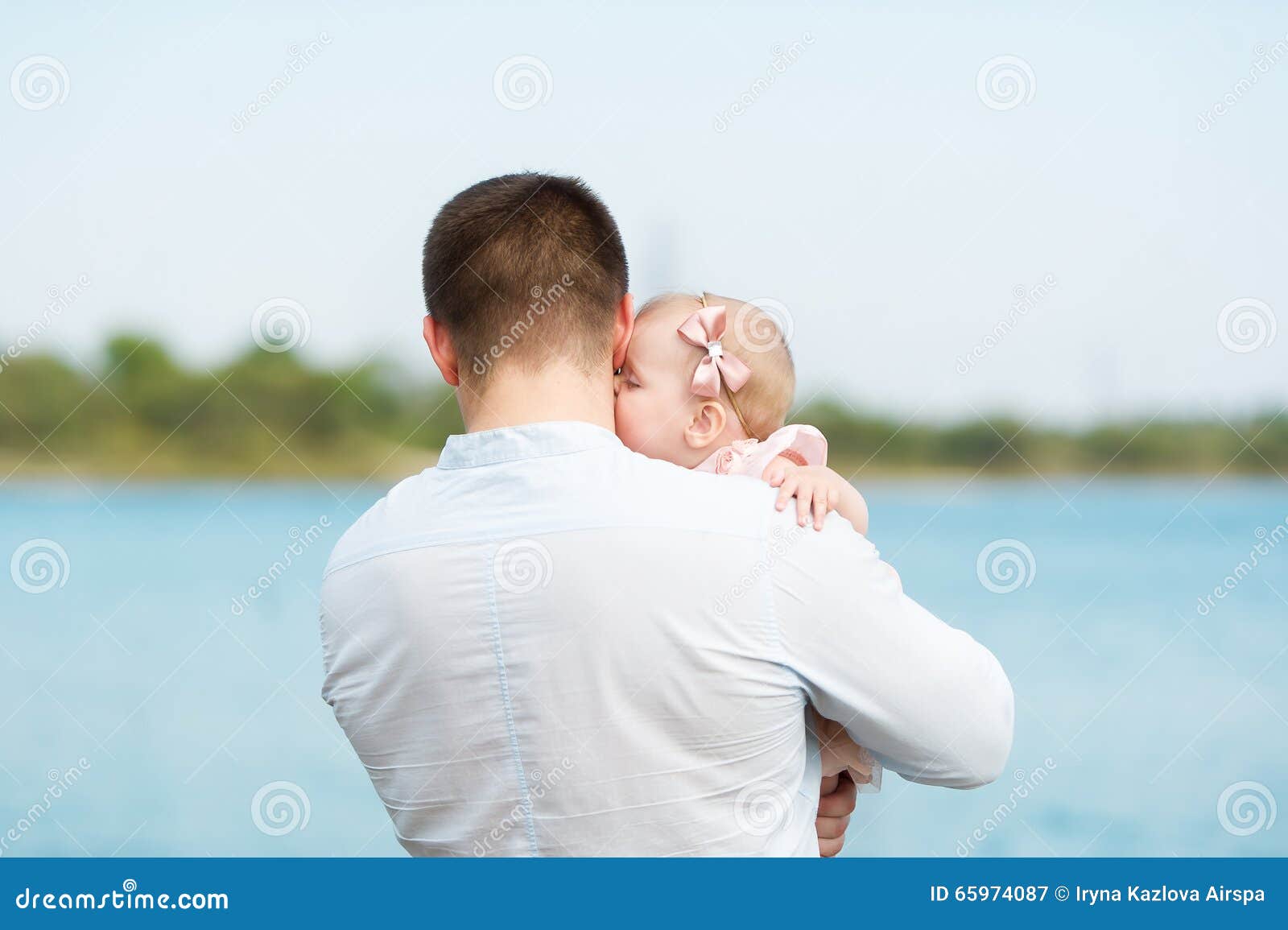 Папа держит дочку. Мужчина с ребенком на руках со спины. Мужчина держит ребенка на руках. Папа с ребенком на руках со спины. Ребенок на руках у папы.