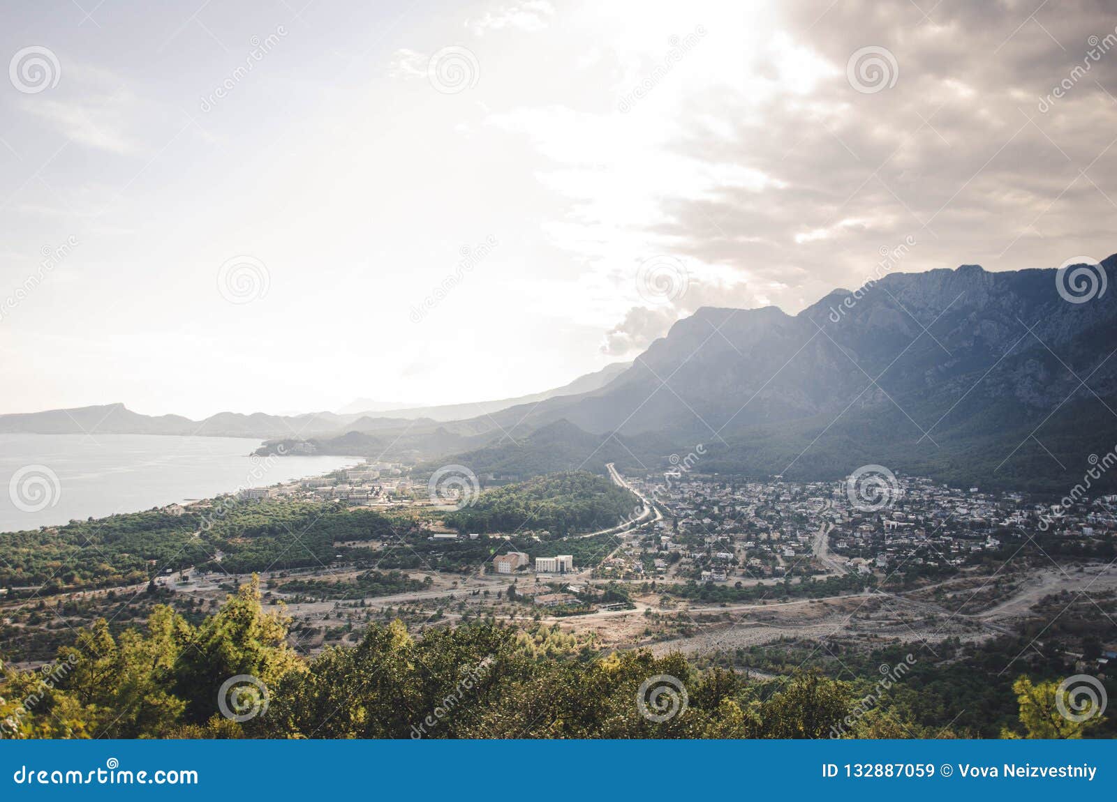 El paisaje que se abre en la ciudad de kimeros de la montaña. Paisaje que se abre en la ciudad de kimeros de las montañas, del mar y de las montañas, una combinación asombrosa de árboles, naturaleza, falta de gente