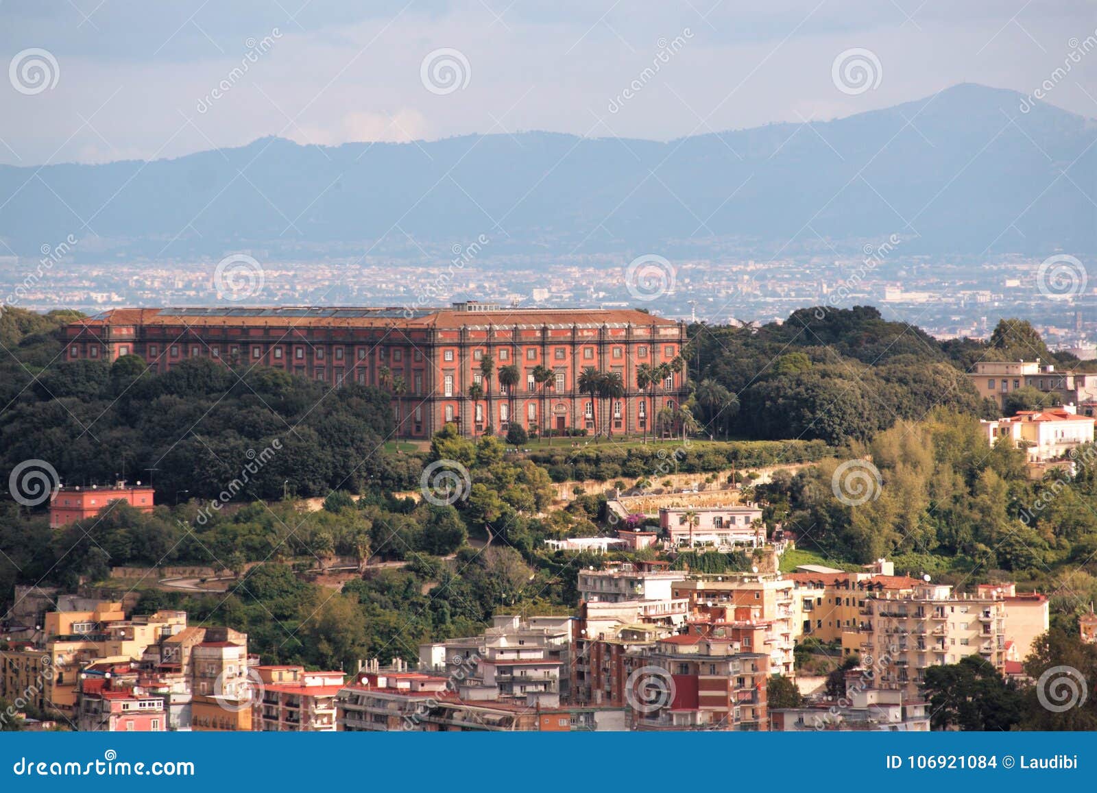 El Palacio Real De Capodimonte Foto de archivo Imagen de museo, rojo