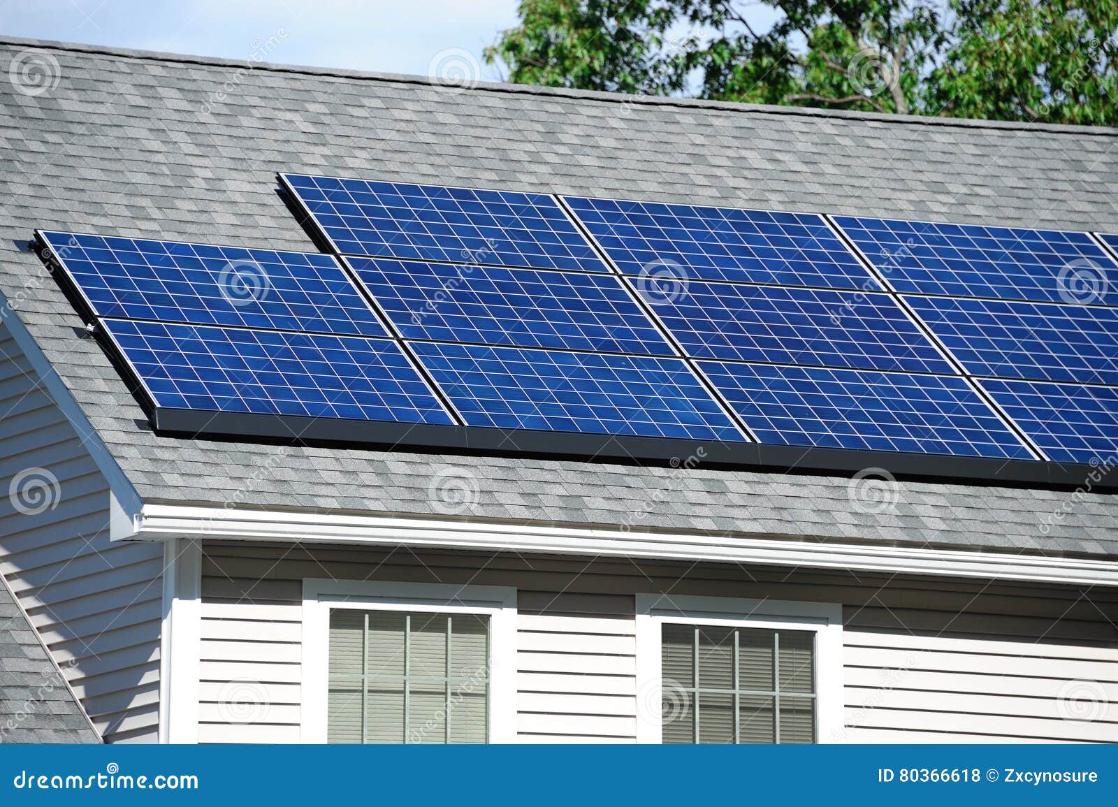 2,265 El Panel Solar Instalado En Tejado Fotos de stock - Fotos libres de  regalías de Dreamstime, image size:1600x1155