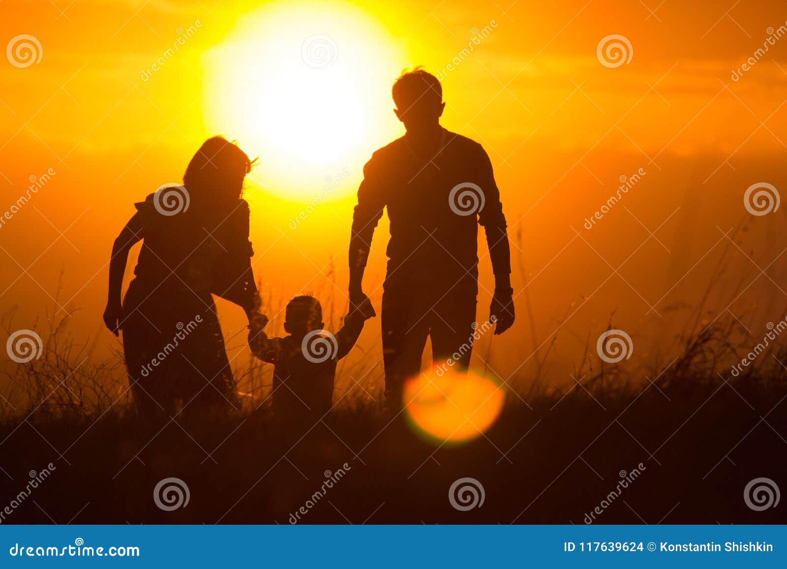 El Papa Y La Mama Educan Al Bebe En El Aire La Familia Se Divierte Silueta Foto De Archivo Imagen De Playing Mano El Papa Y La Mama Educan Al Bebe En El Aire La Familia Se Divierte Silueta Foto De Archivo Imagen De Playing Mano