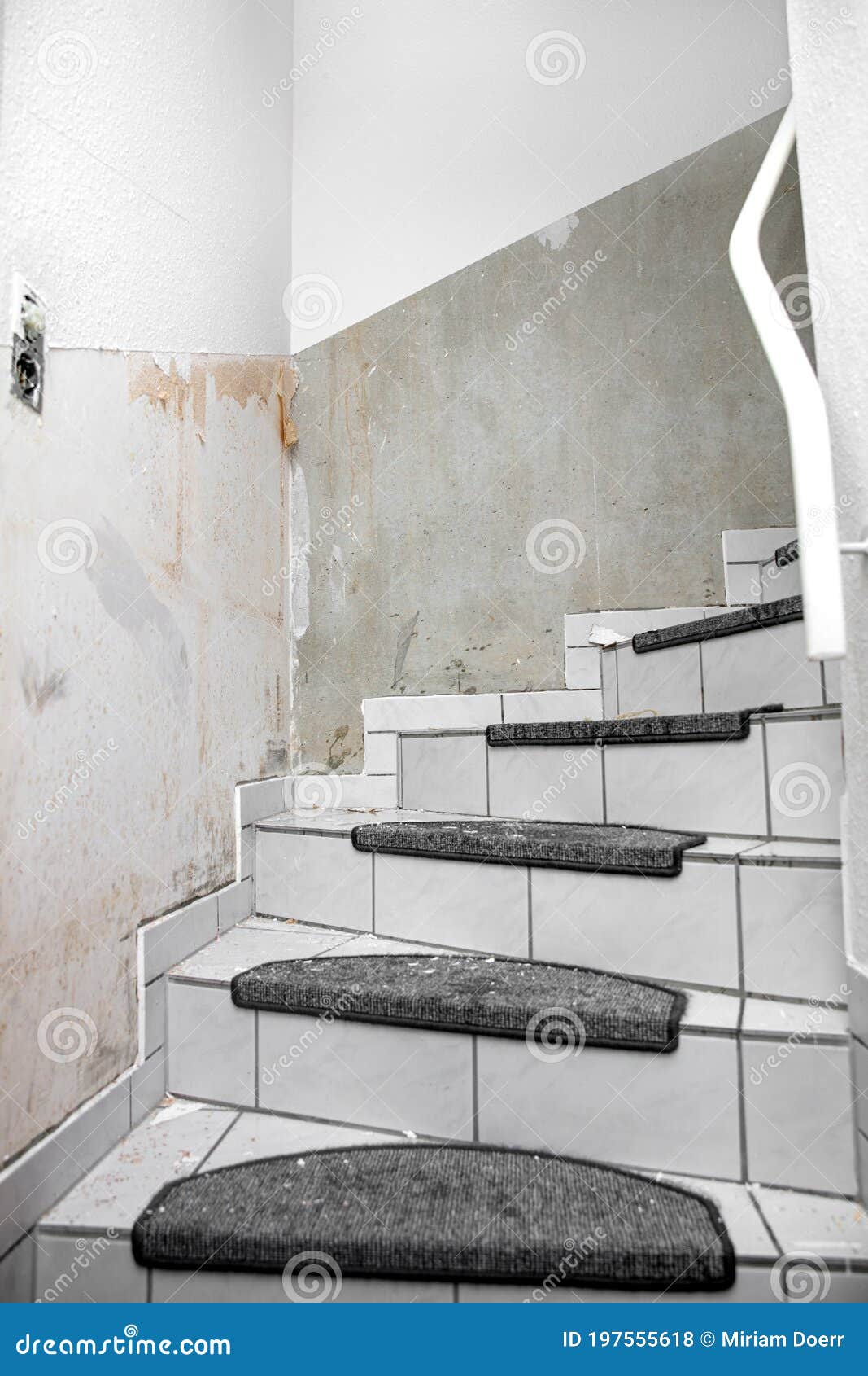 El Papel Pintado Blanco En Una Escalera Se Retira De La Pared Con Una Espátula Foto archivo - Imagen de hombre, raspado: 197555618