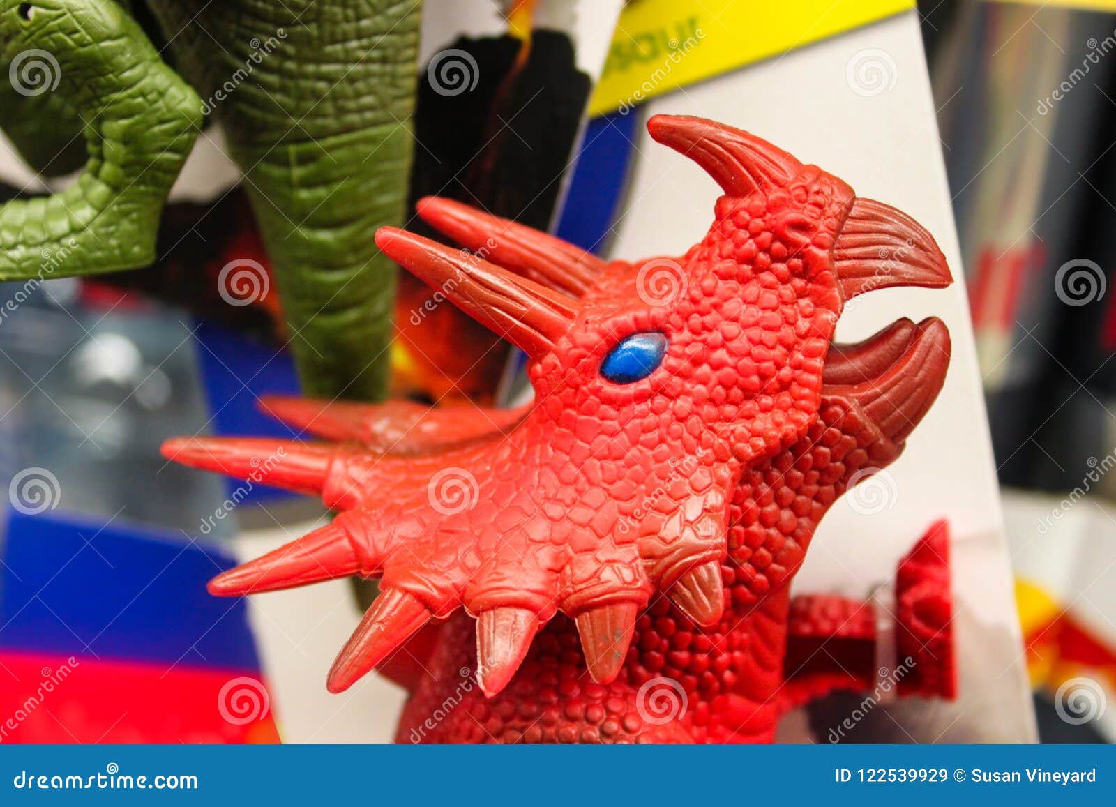 El Paquete De Dinosaurios Del Juguete Con Una Cabeza Roja De Dino Del  Triceratops Ofreció - El Foco Selectivo Imagen de archivo - Imagen de  reptil, dinosaurio: 122539929