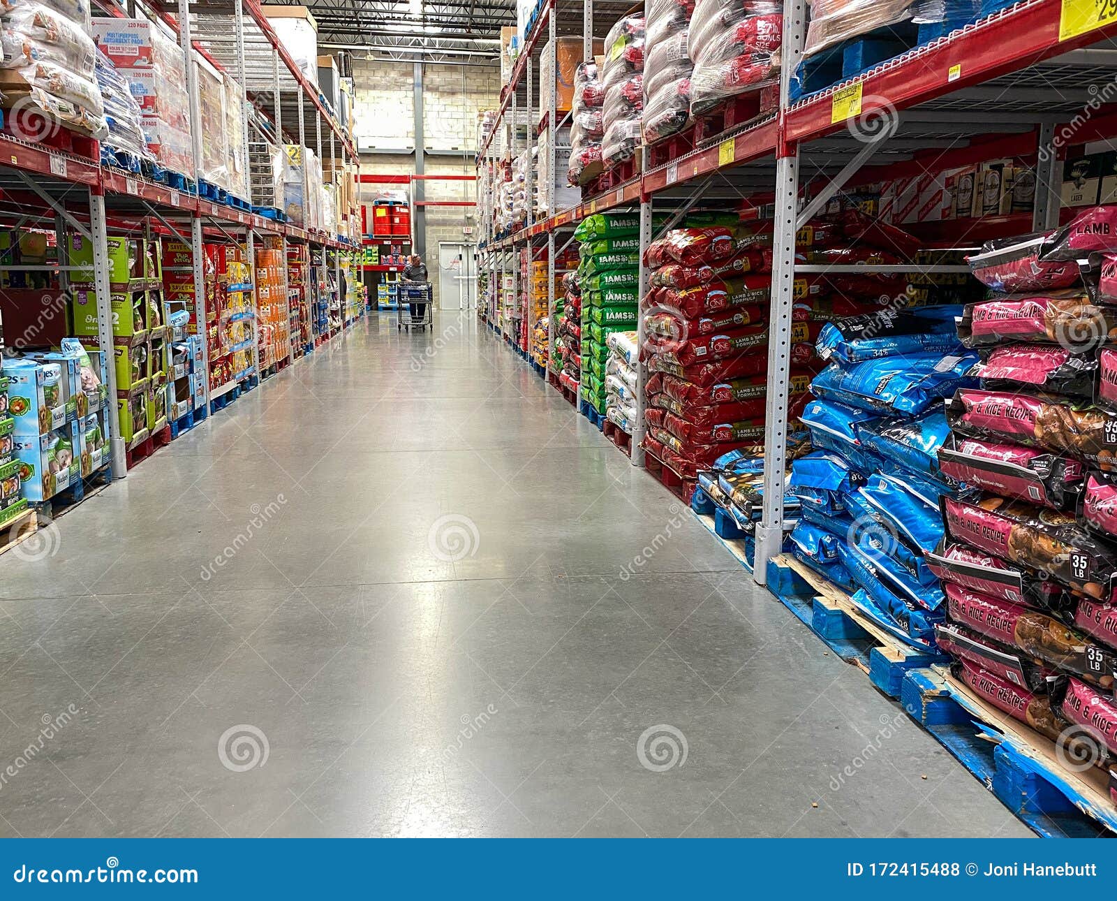 El Pasillo De Comida Para Mascotas En Un Sams Club Foto de archivo  editorial - Imagen de doméstico, cena: 172415488