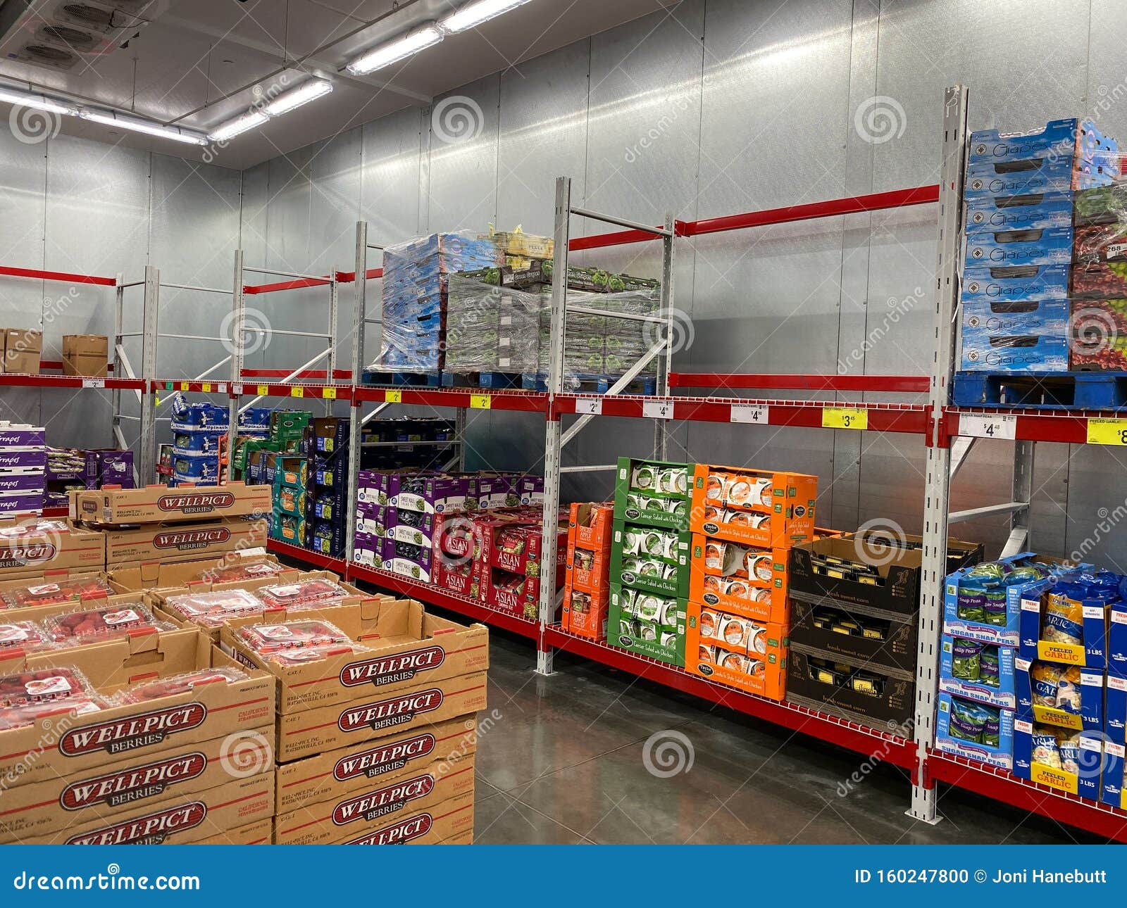 El Pasillo De Productos Frescos De Un Supermercado Sams Club Con Frutas Y  Verduras Frescas Listas Para Ser Compradas Por Los Consu Imagen editorial -  Imagen de alimento, consumerismo: 160247800