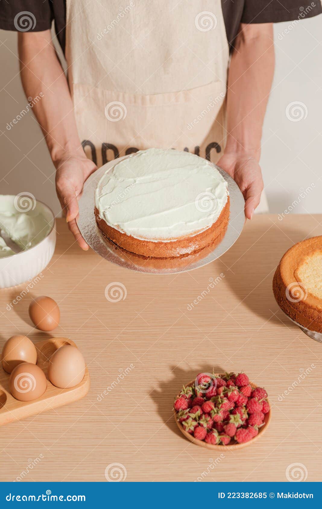 El Pastelero Macho Sostiene Bizcocho Con Muchos Ingredientes. Proceso De  Elaboración De Tartas De Esponja Imagen de archivo - Imagen de primer,  sonriente: 223382685