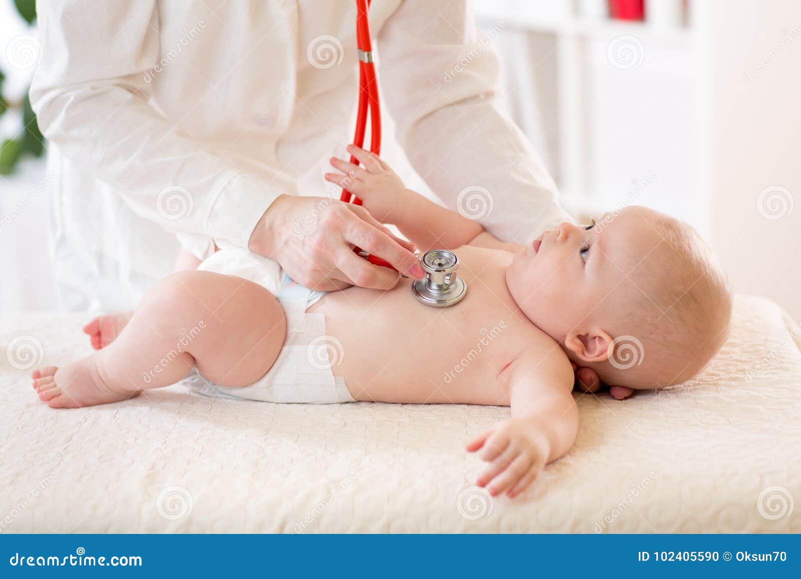 El Examina Al Bebé Que Usa El Para Escuchar Pecho Del ` S Del Bebé Que Comprueba Golpe De Corazón El Niñ Foto de archivo - Imagen de pecho,