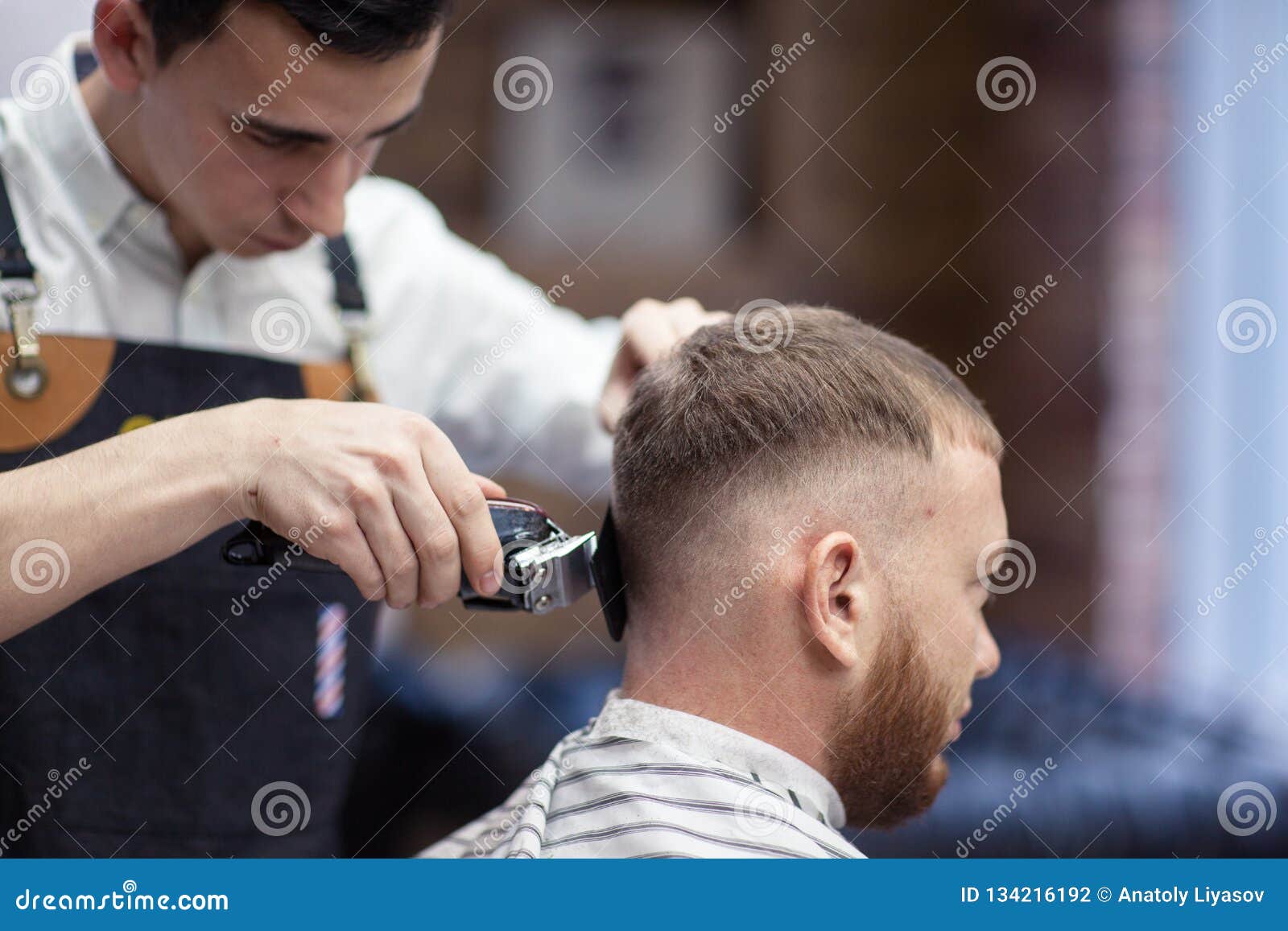 El Peluquero Afeita La Cabeza Del Cliente Con Una Máquina De Afeitar Foto  de archivo - Imagen de haircut, servicio: 134216192