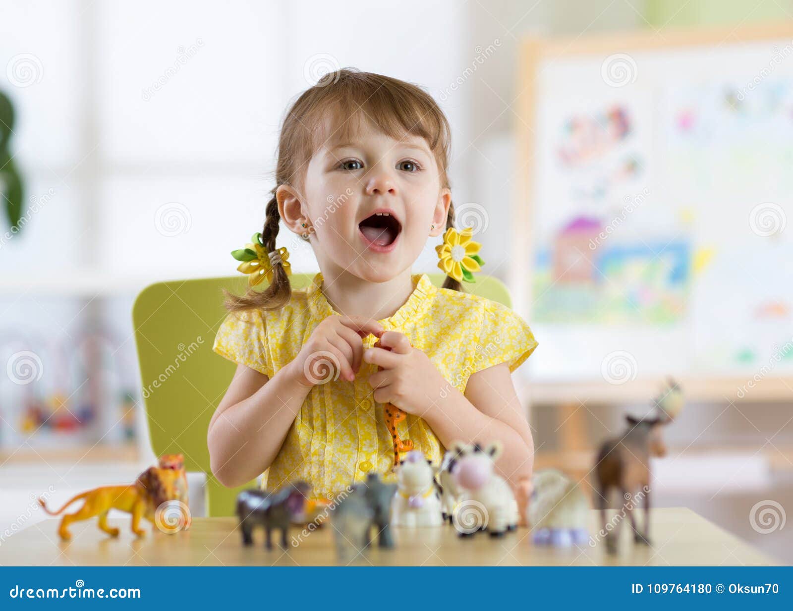 El Pequeño Niño Feliz Juega Los Juguetes Animales En Casa O El Centro De Guardería Foto de archivo - Imagen de niño, feliz: 109764180