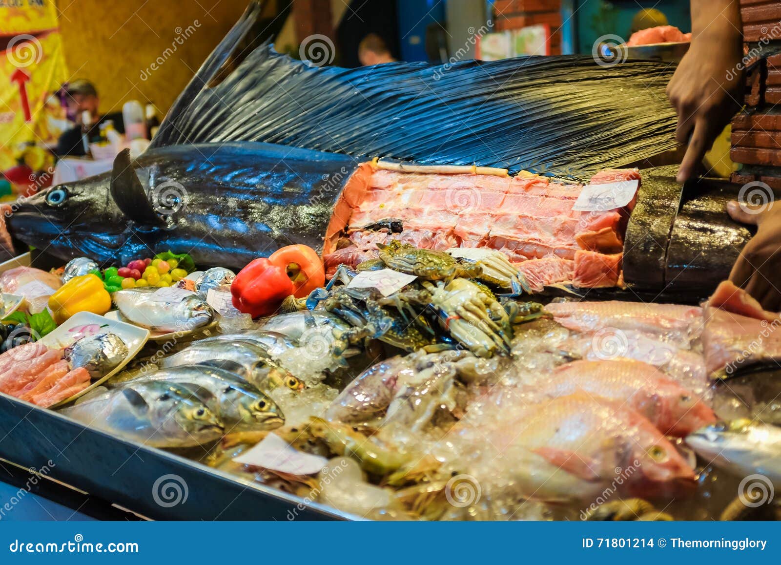 El Pescado Crudo Del Sward En El Hielo Que Vende En Mercado Fresco De Los  Mariscos En Lipe Es Foto de archivo - Imagen de enfriamiento, mercado:  71801214