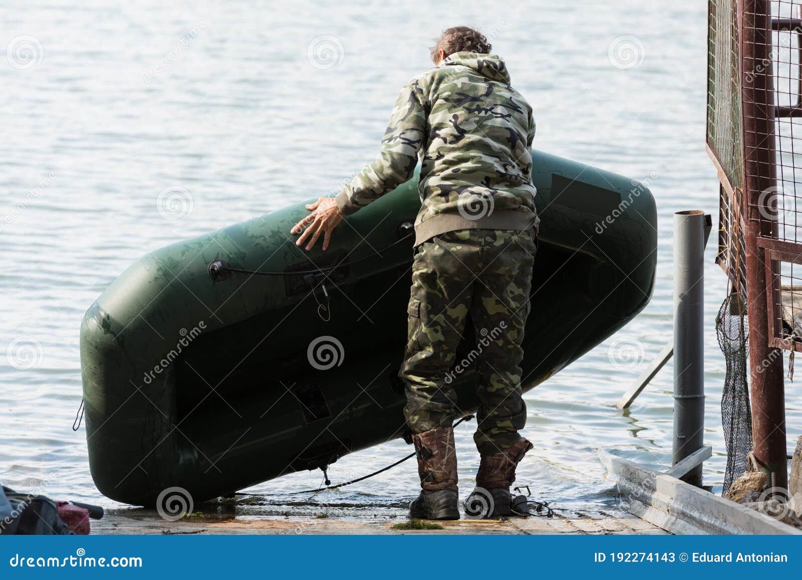 El Pescador Prepara Un Bote Inflable De Caucho Y Se Escurre Para