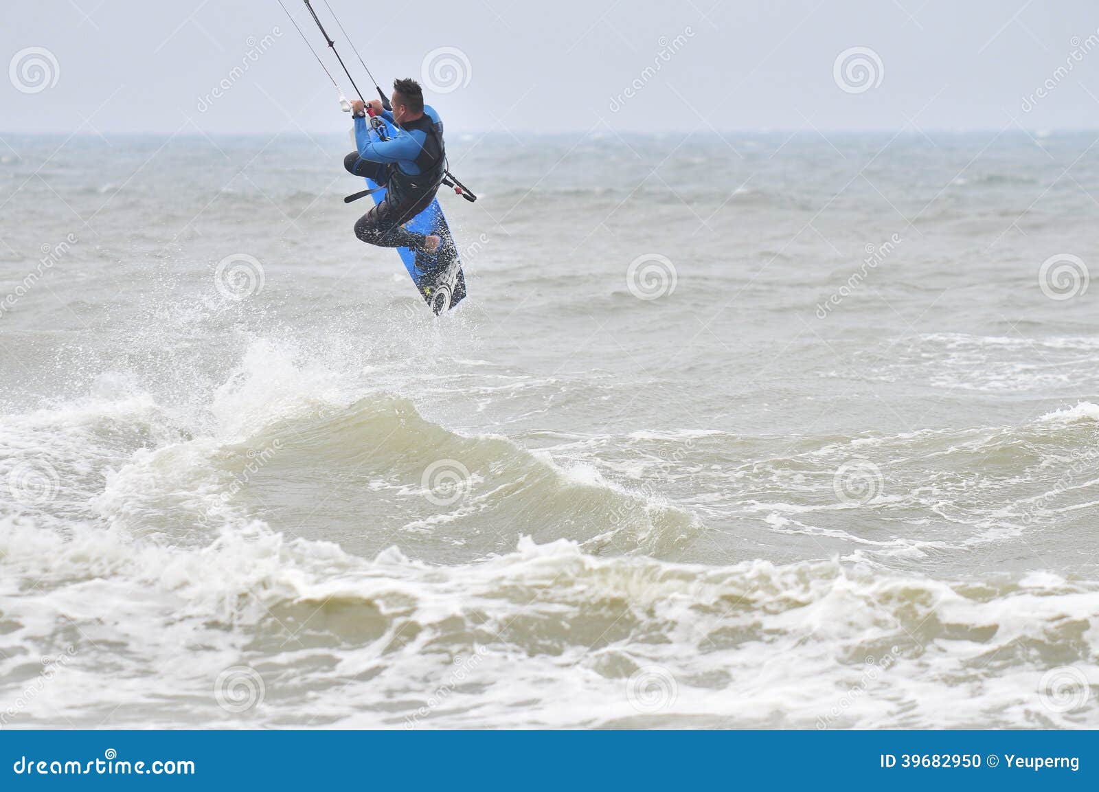 El Practicar Surf En El Aire. Imagen editorial Imagen de tarjeta